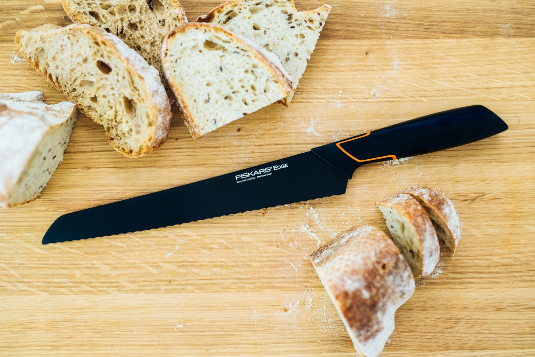 Fiskars Brotmesser EDGE 23cm in Farbe Black