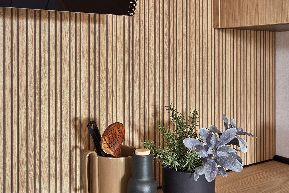 Drinnen, Innenarchitektur, Paneele aus Holz, Pflanze