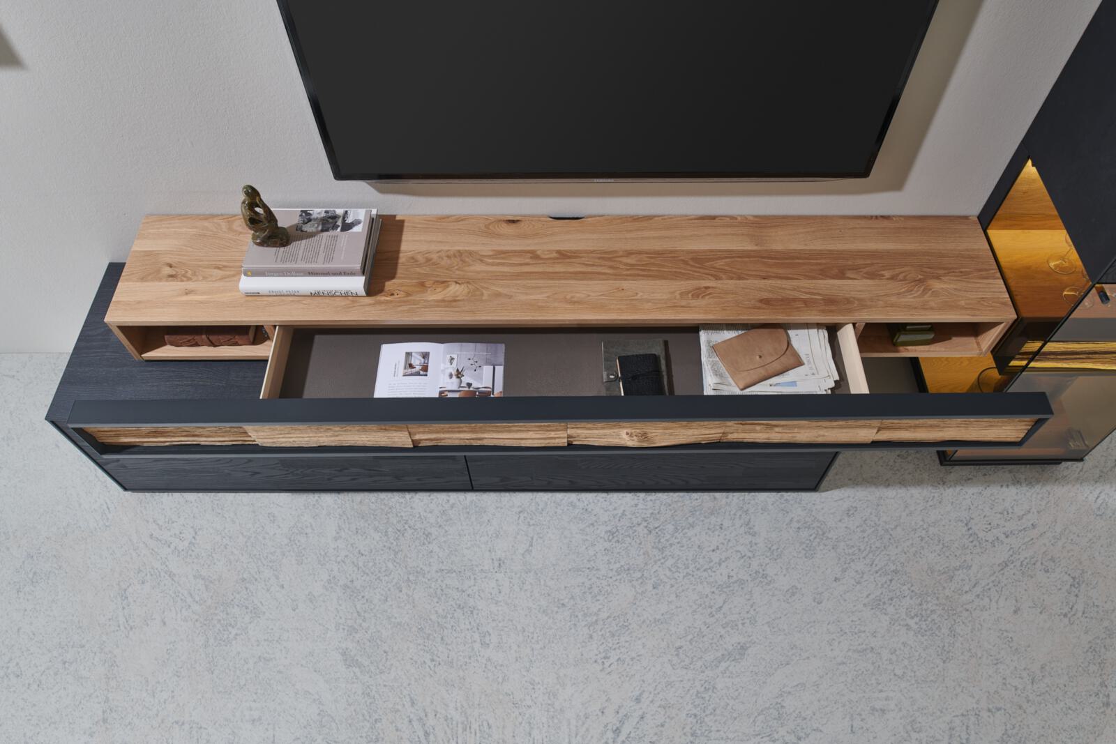 Wohnkombination ca.B306 H201 T49 cm in Kernesche anthrazit gebürstet Wohnkombination ca.B306 H201 T49 cm in Kernesche anthrazit gebürstet, Wohnzimmerschrank, TV-Konsole, Holzoberfläche, Schublade, Möbel-Ordner
