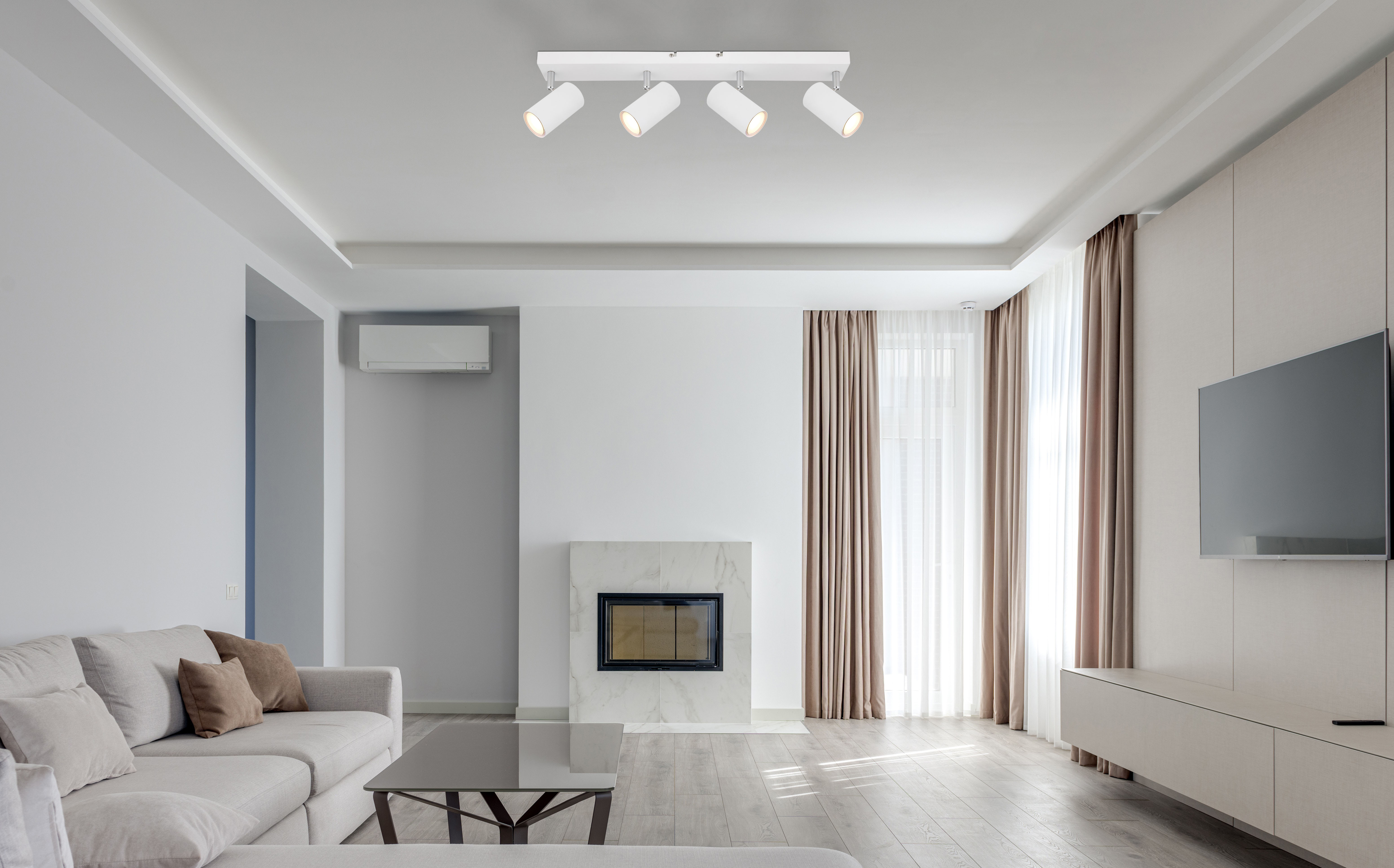 Strahler in Metall verchromt weiß, Wohnzimmer, Streifenlampe, Sofa, Kamin, Vorhänge