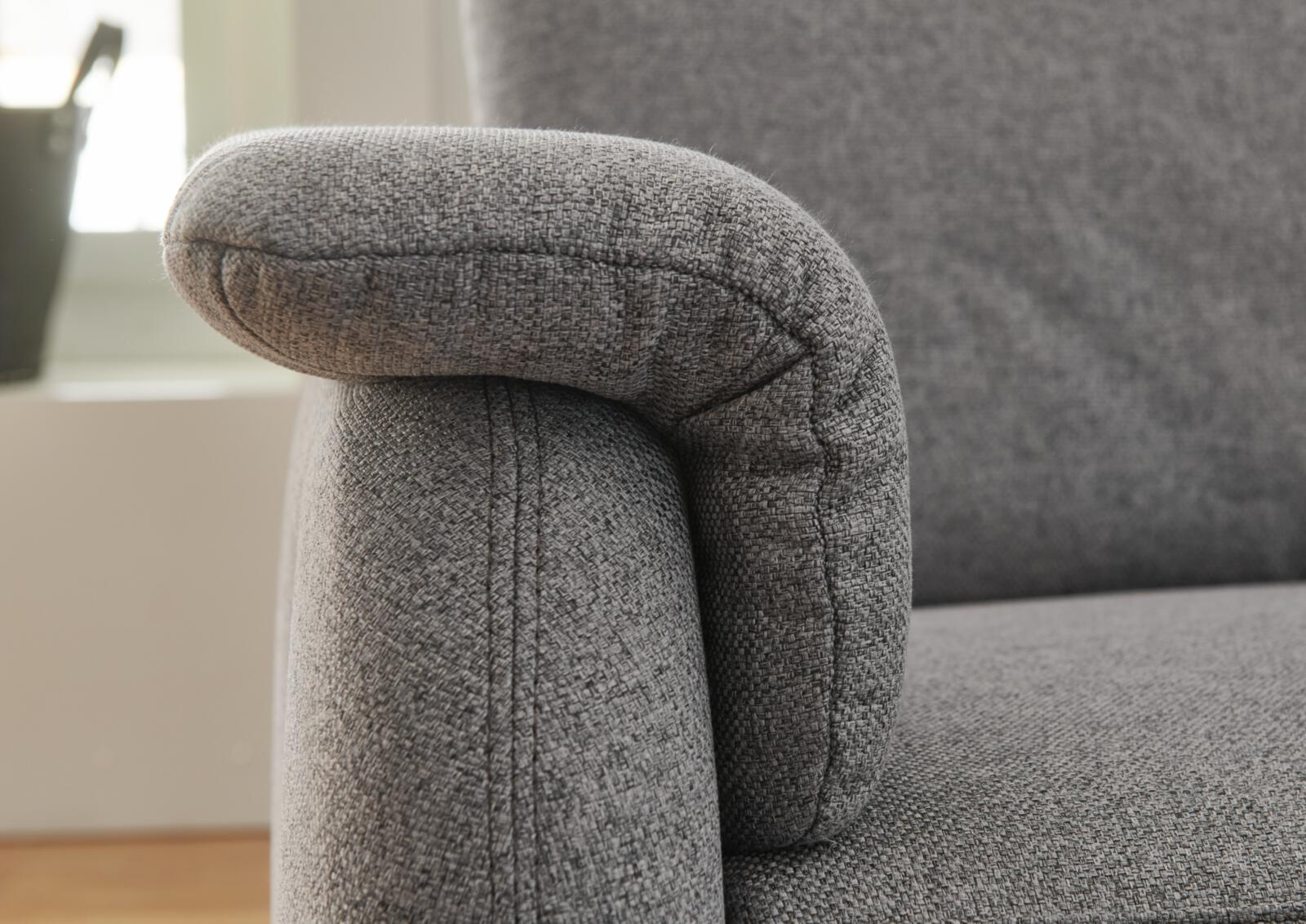 Carina Trapezsofa ALTO in Farbe Stoff Mono grey Carina Trapezsofa ALTO in Farbe Stoff Mono grey, Sofa, Stoff, Grau, Armlehne, Polsterung