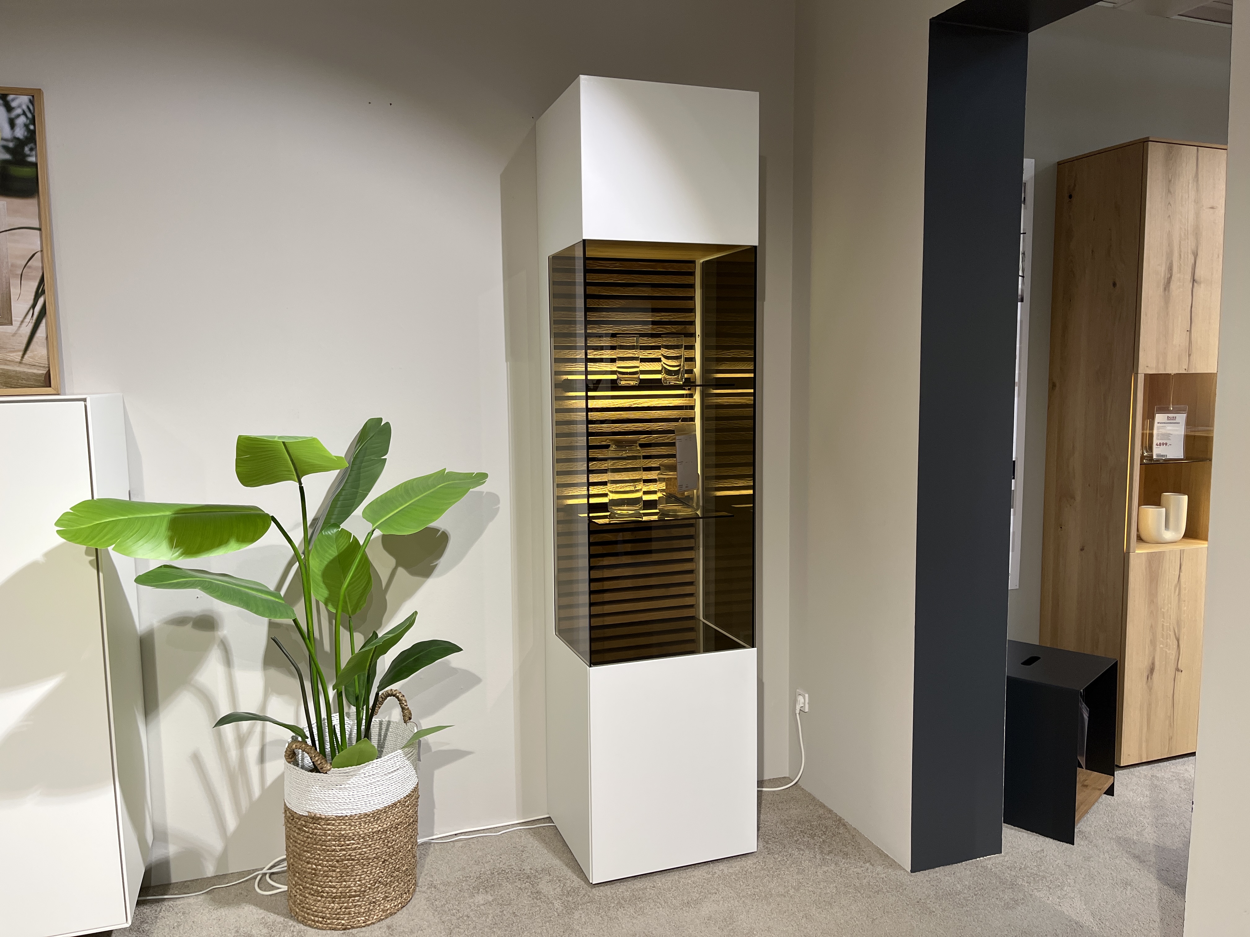 SCHÖNER WOHNEN-Kollektion Vitrine rechts YONNA ca. B48 H205 T44 cm in Kerneiche natur, Vitrine, Standvitrine, Weiß, Glastür, Holzlamellen