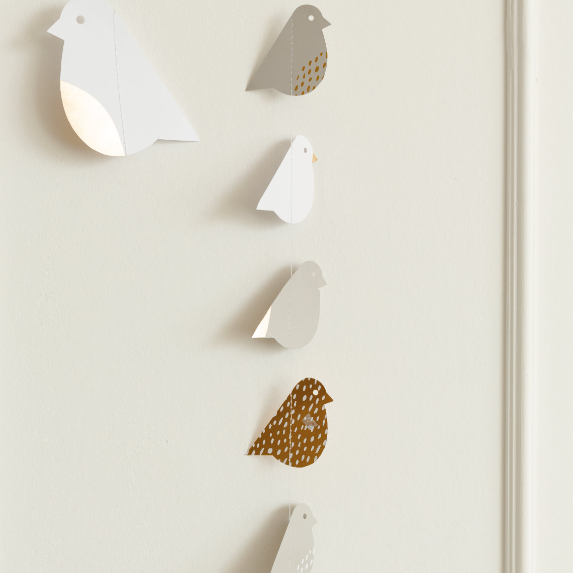Piepmatzkette in Farbe grau/weiß/gold, papierdeko, vogel-kette, wanddeko, handgemacht, banner