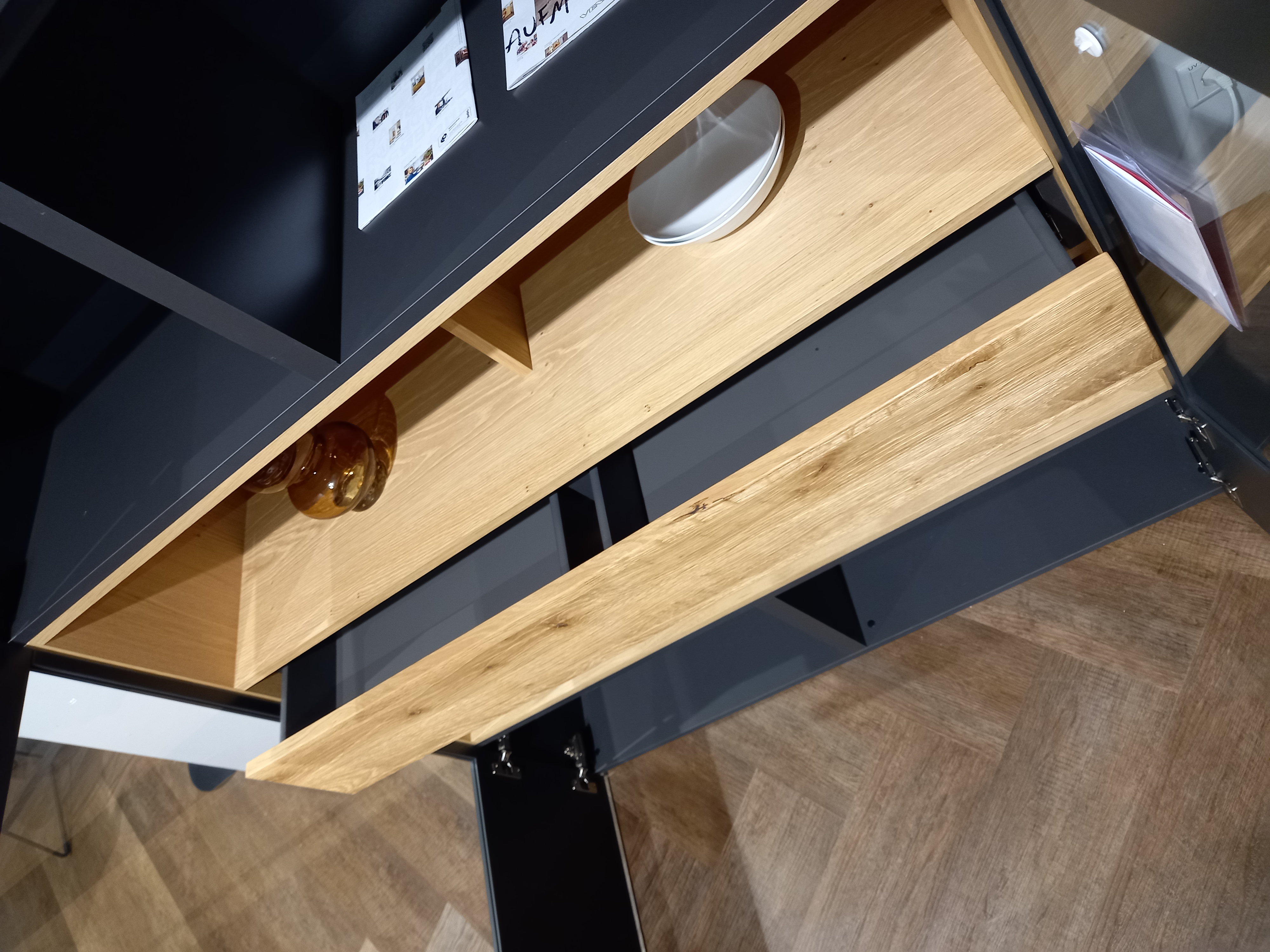 Highboard in Eiche gehackt geölt gebürstet Highboard in Eiche gehackt geölt gebürstet, Schublade, Mobiliar, Holz, Hartholz, Innenarchitektur