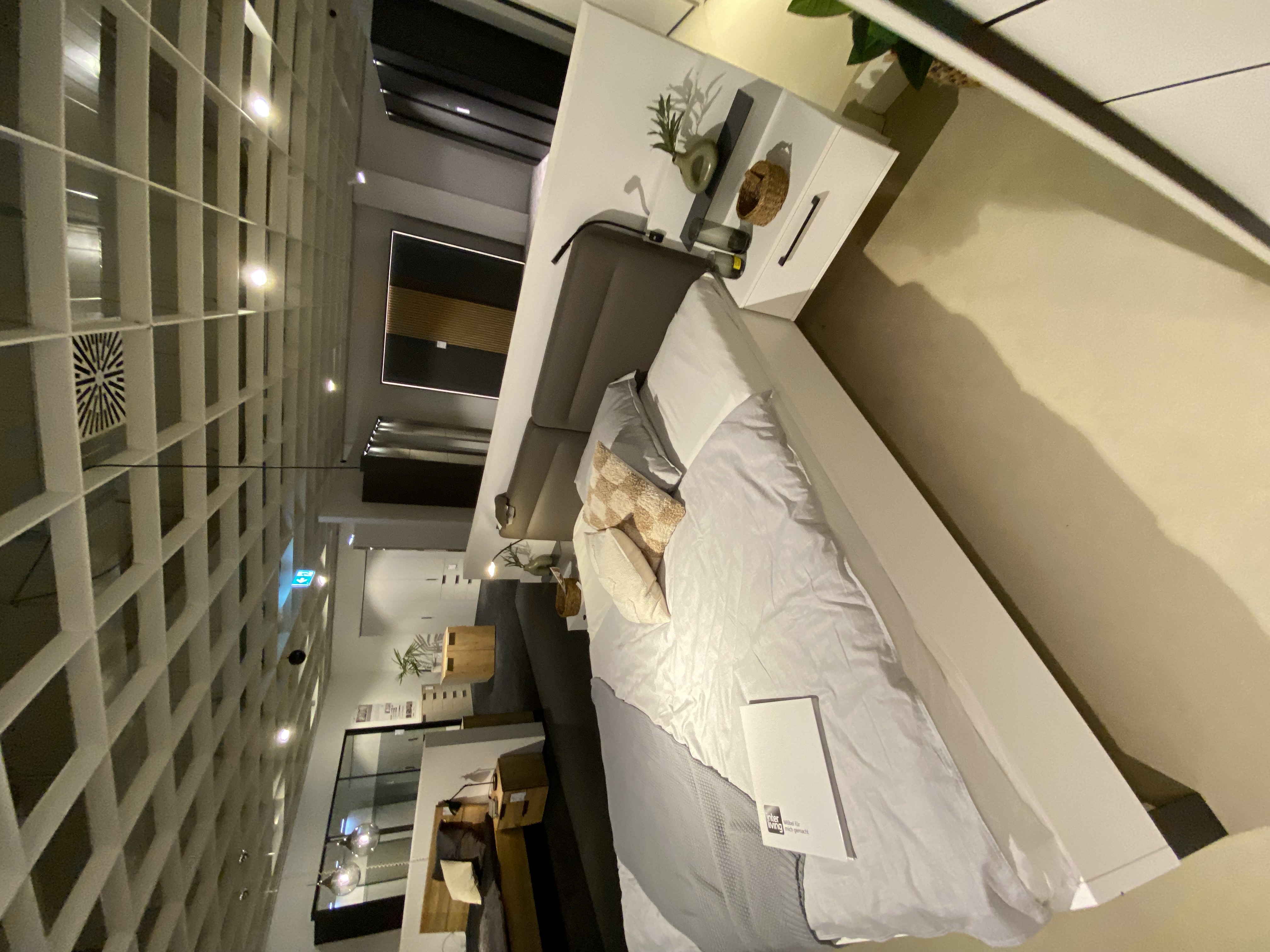 Interliving Luxusschlafzimmer 1207 in Lack weiß/Lack weiß PG1, Drinnen, Innenarchitektur, Bett, Mobiliar, Pflanze