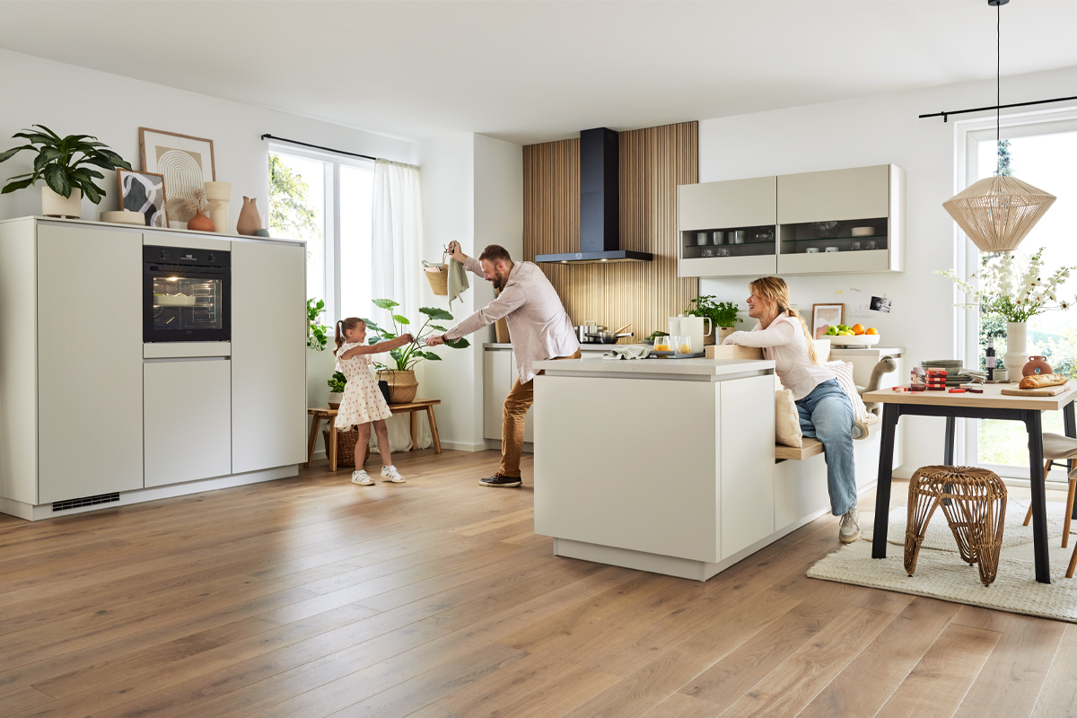 Culineo Einbauküche C945 Beige Culineo Einbauküche C945 Beige, Küche, Insel, Holzboden, weiße Schränke, Haushaltsgerät