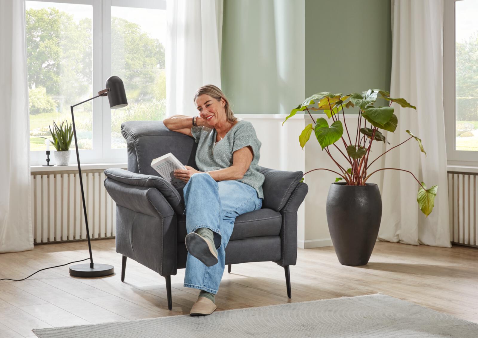 Polsteria Sessel ORTHOSEDIS 8.0 ca. B96 H92 T103 cm in Stoff Bulus grau 09, Lampe, Mobiliar, Stuhl, Pflanze, Person