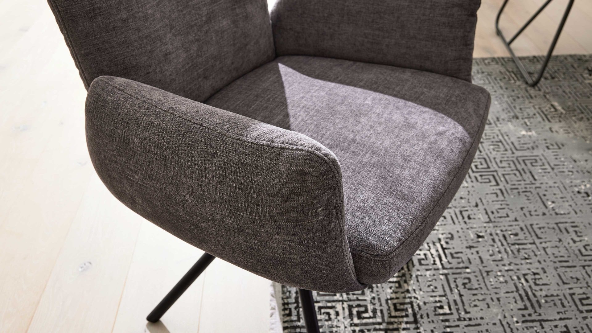 Interliving Armlrhnstuhl IL 5504 in Stoff Concrete grey