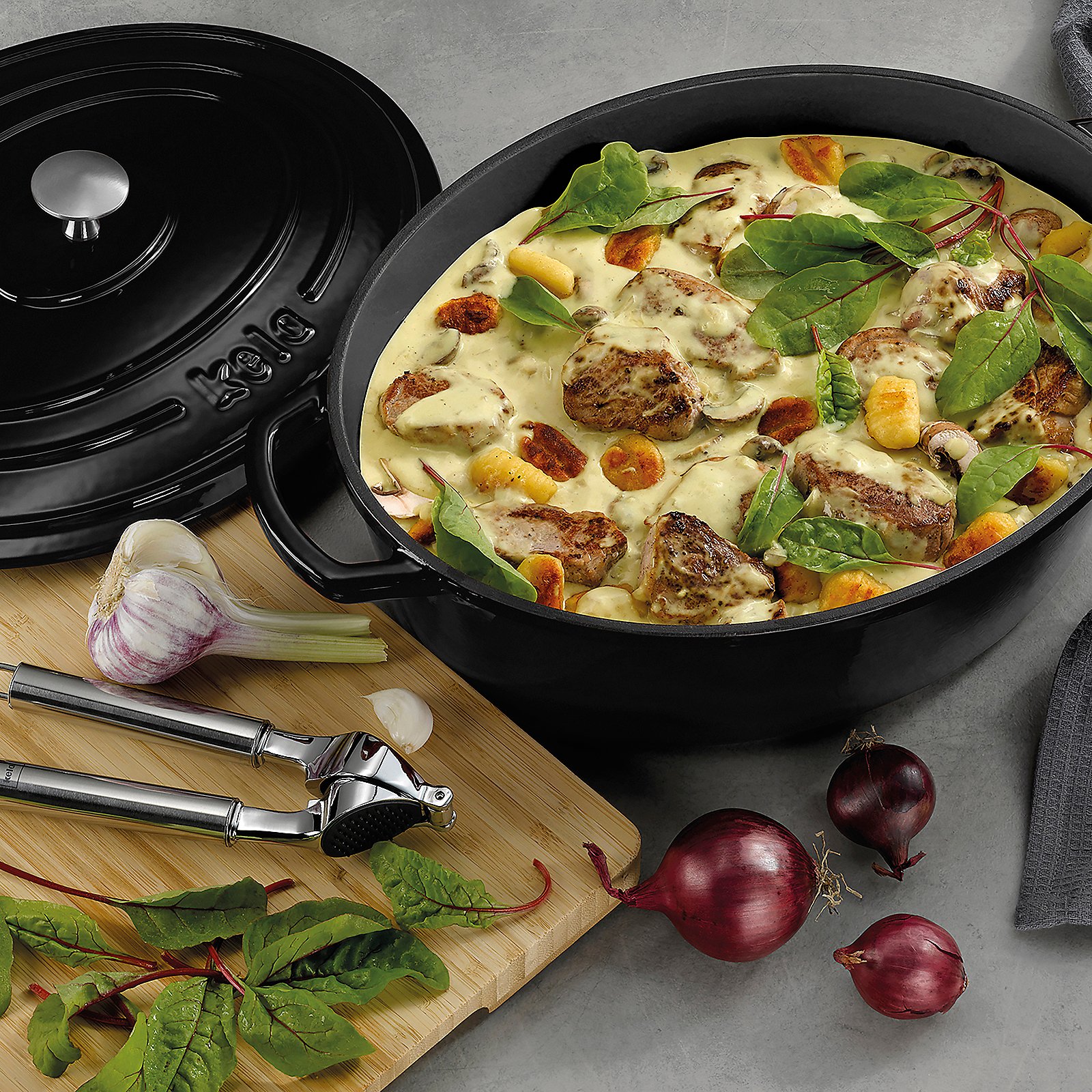 Kela Bräter CALIDO in Farbe Schwarz, Pfanne, Hähnchen, Käse, Zwiebel, Kräuter, tafelpfanne, garnitur, gorgonzola, hähnchen, zwiebel