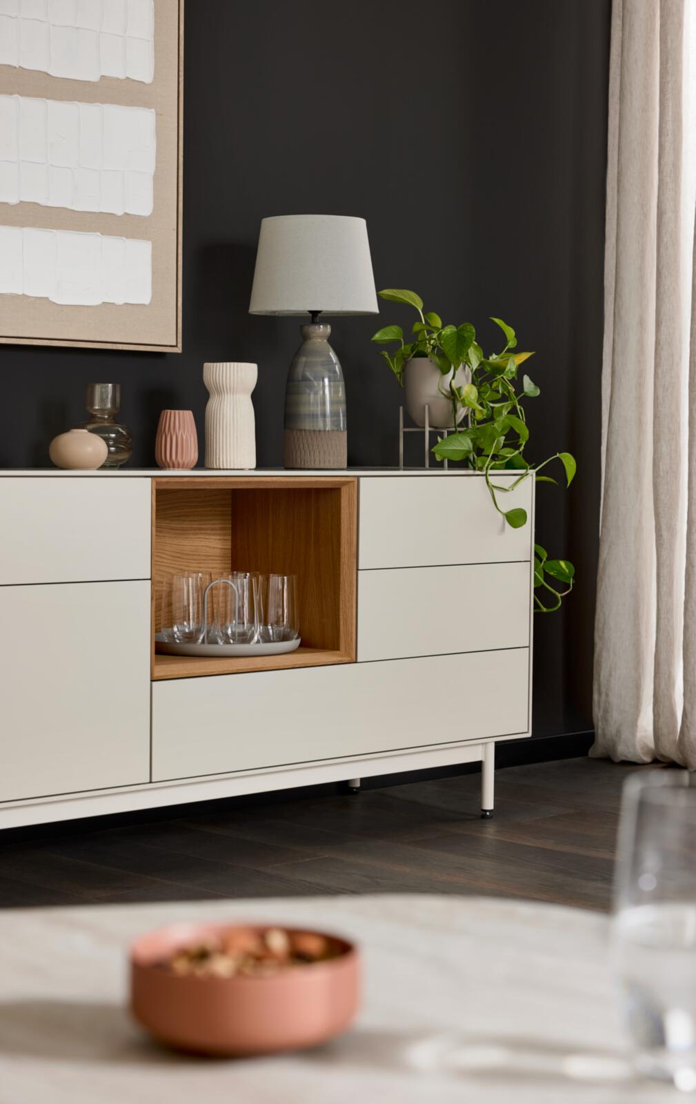 Interliving Sideboard IL-2034 in Pastellsand matt lackiert/Eiche furniert, Seitenschrank, Sideboard, Schrank, Tafelgeschirr, Pflanzen