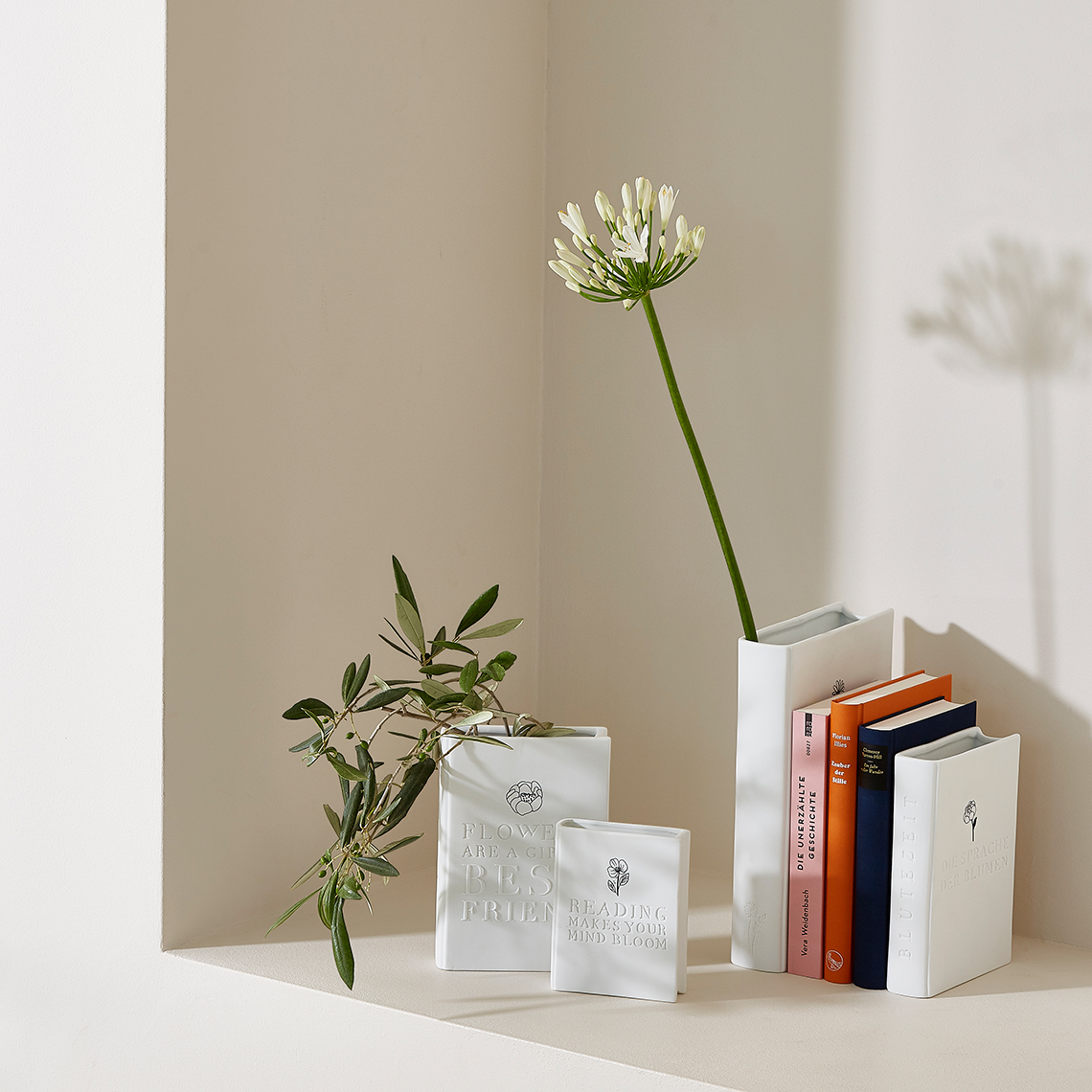 Vase BLÜTEZEIT in Farbe weiß, Pflanze, Blume, Vase, Buchstütze, Pflanzenarrangement