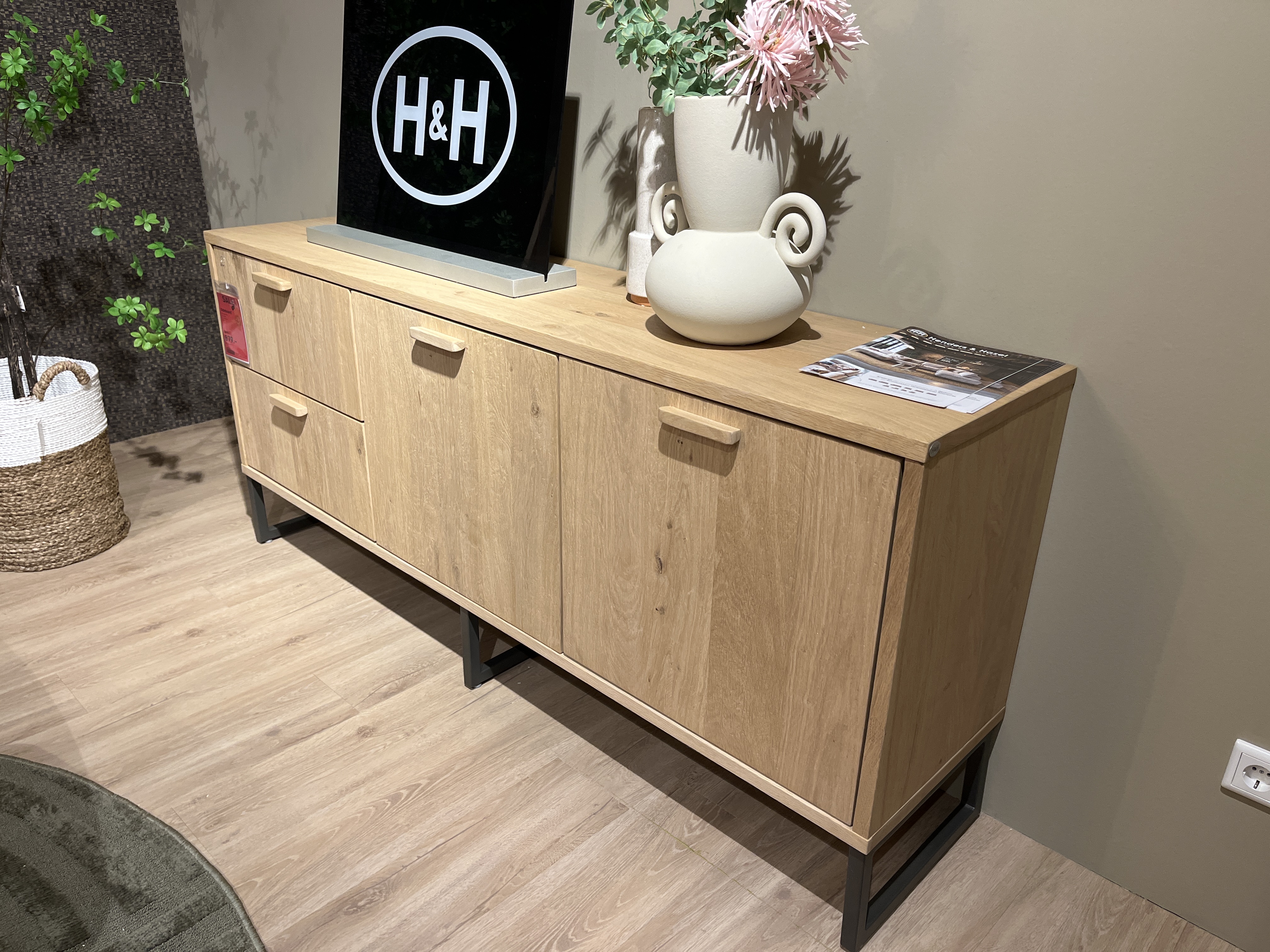 Henders & Hazel Sideboard CASTELLO ca. B181 H80 T42 cm in Eiche natur furniert, Sideboard, Eicheoptik, Holzoptik, Schwarze Metallbeine, Türen und Schubladen