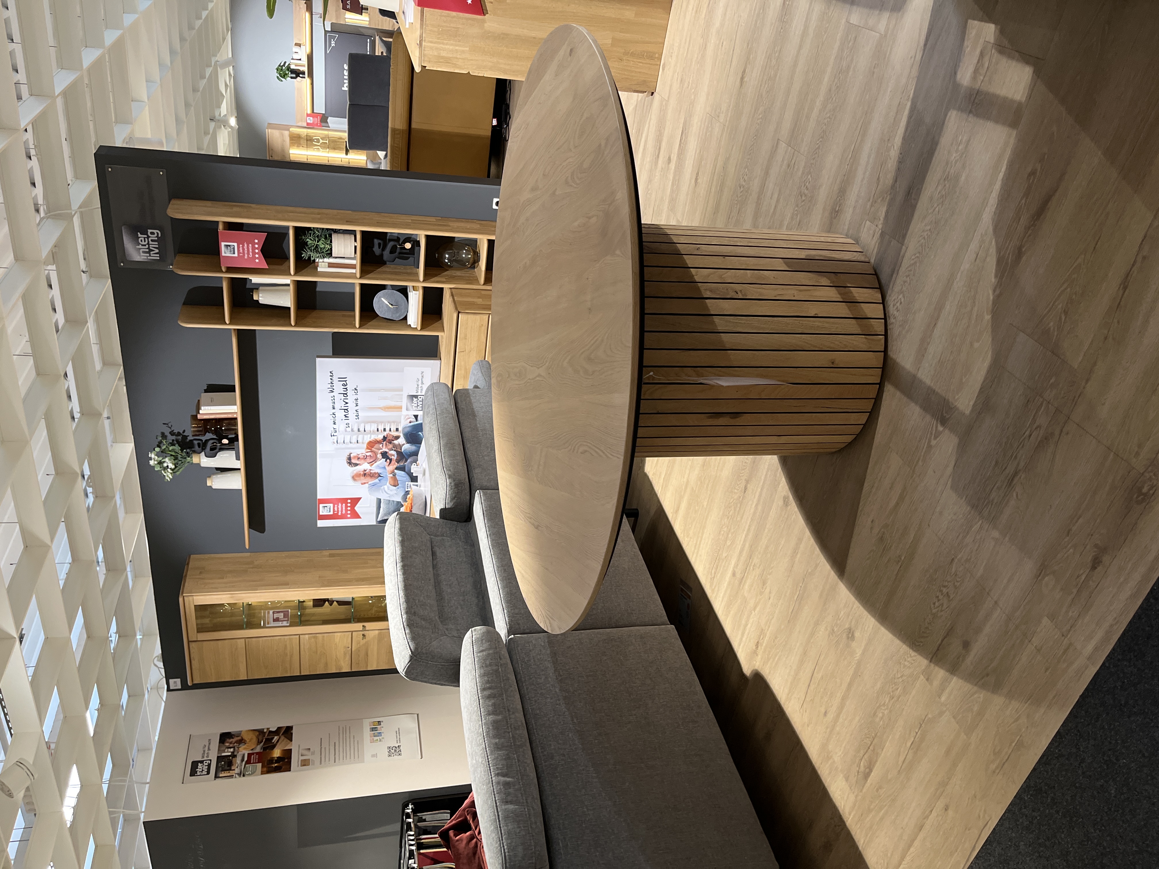Henders & Hazel Esstisch Pavie 46520-NAT, runder Tisch, Holztisch, Sockelbasis, graues Sofa, Möbelgeschäft