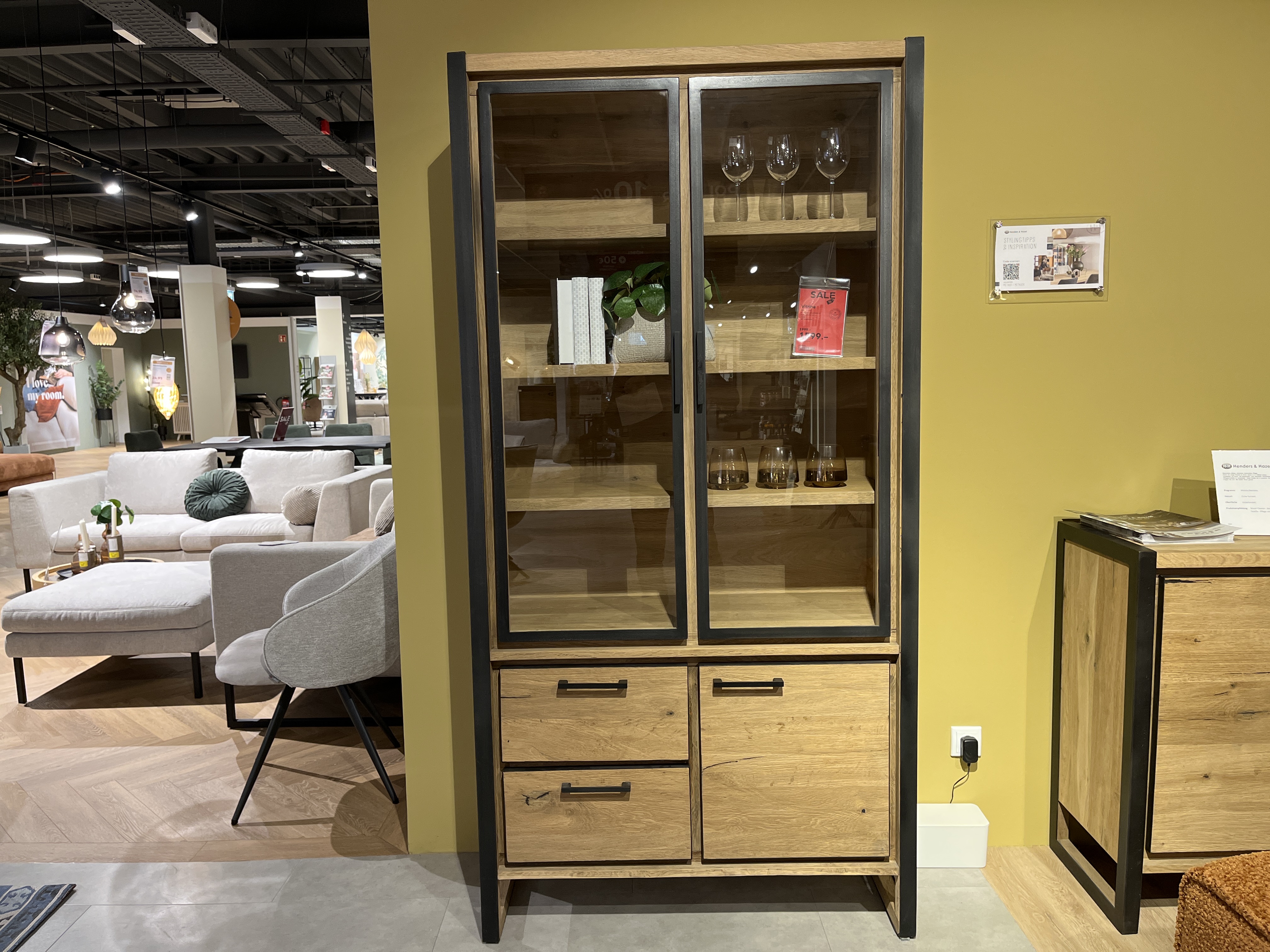Henders & Hazel Vitrine Metalo in Railway brown, Vitrinenschrank, Eiche, Glasfront, Schwarzer Metallrahmen, Schubladen