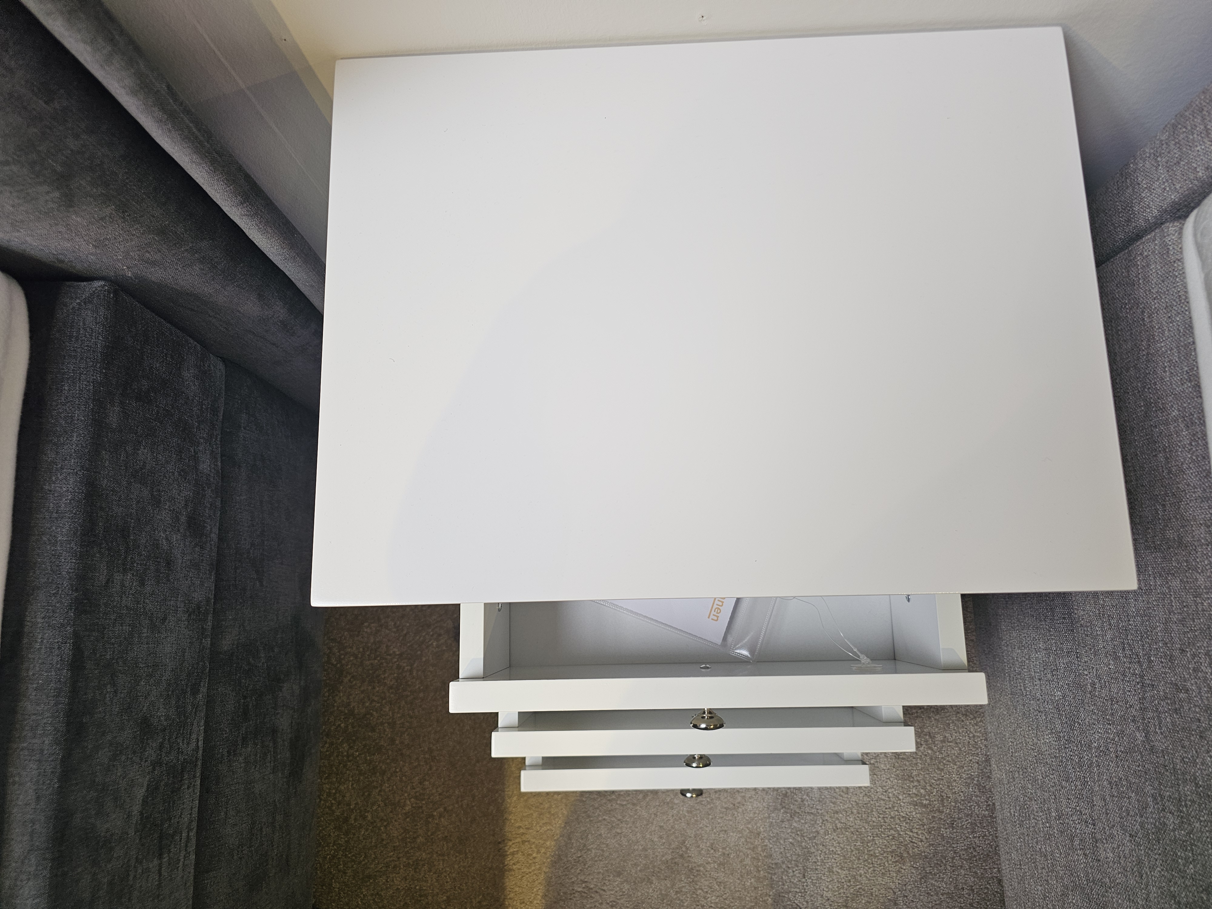 Nachttisch LINNEA in Farbe weiss, weißer tisch, beistelltisch, schublade, mehrfachschublade, moderne m方bel