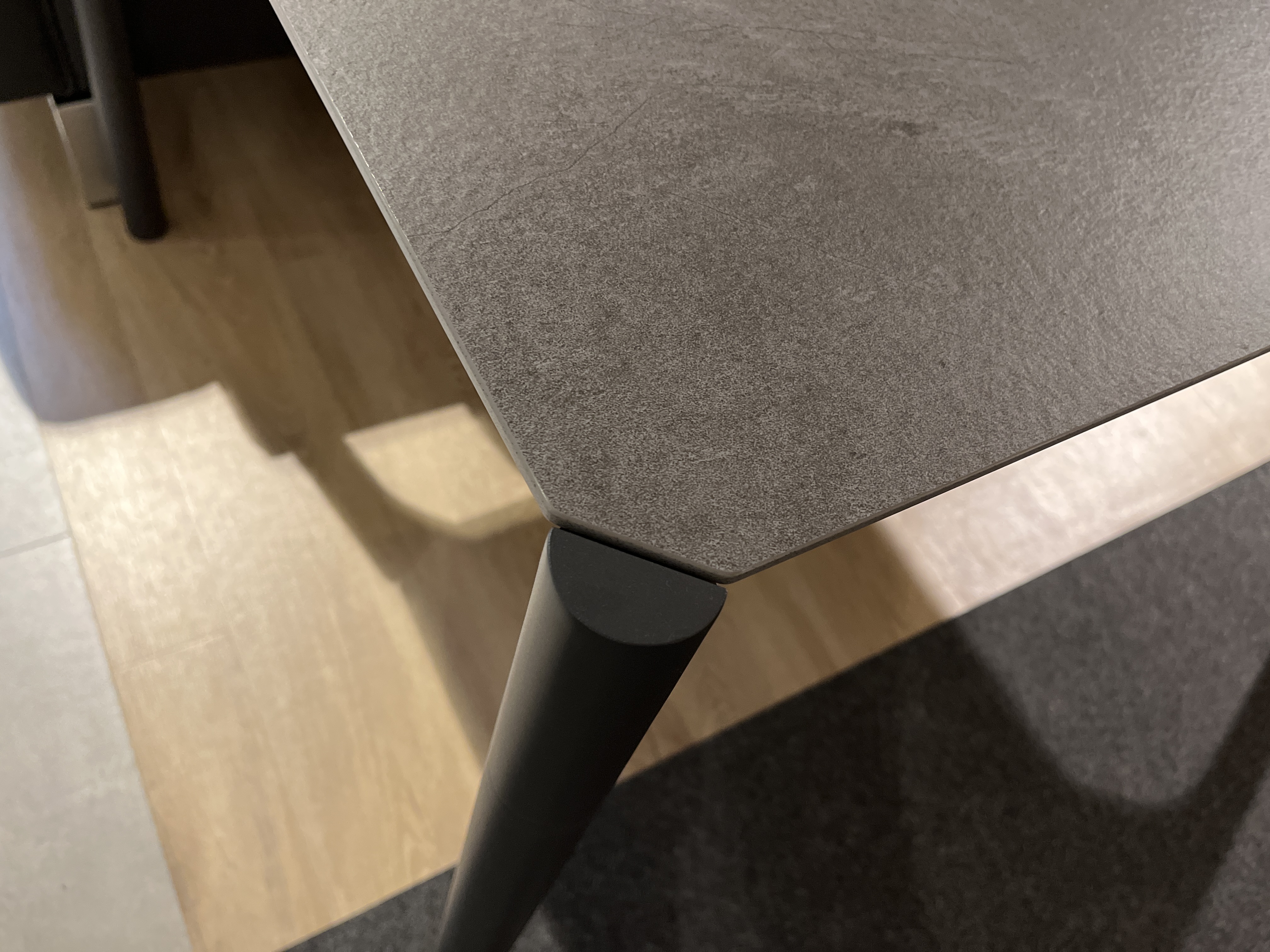 Esstisch ca. 140 x 90 cm in Platte Keramik pazifikgrau, Schreibtisch, Tisch, Ecke, Holz, Bein