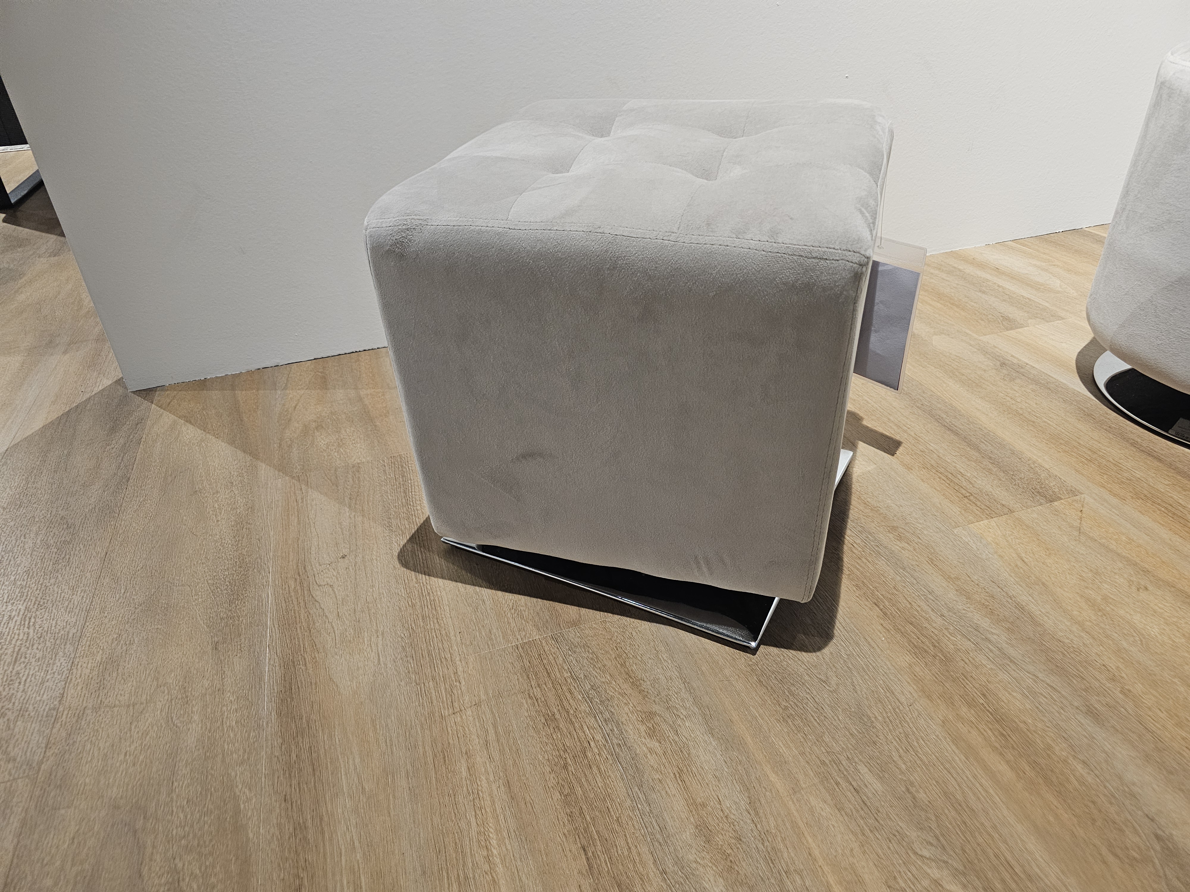 Hocker BETO 2 in Farbe Chrom, Kaschmir, Sessel, Sitzwürfel, Samt, Grau, Polster
