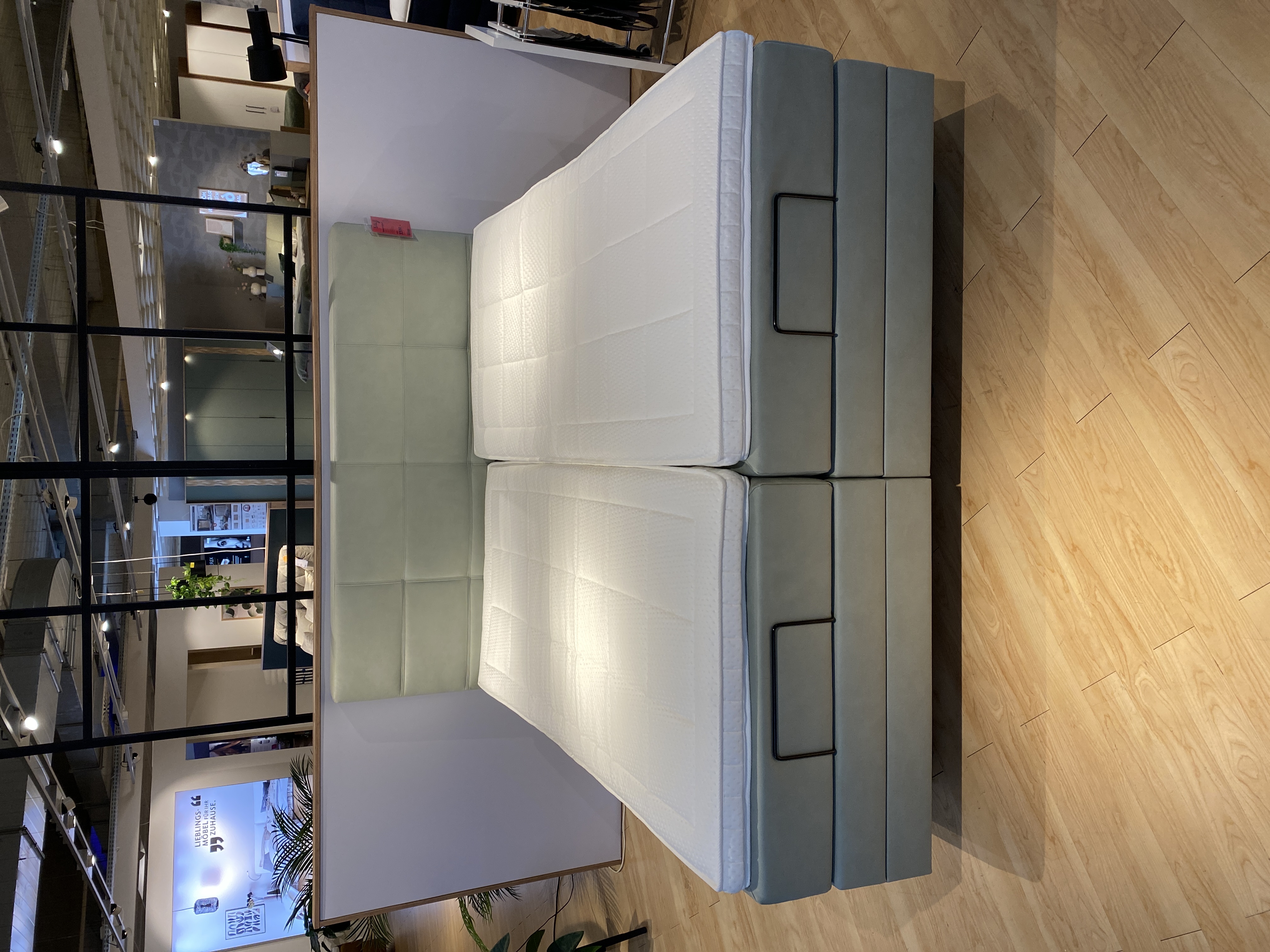 Boxspringbett 5-Karat-Comfort-Motor ca. 180x200cm Grau, Polsterbett, weiße Matratzen, graues Kopfteil, Stoffbezug, Doppelbett