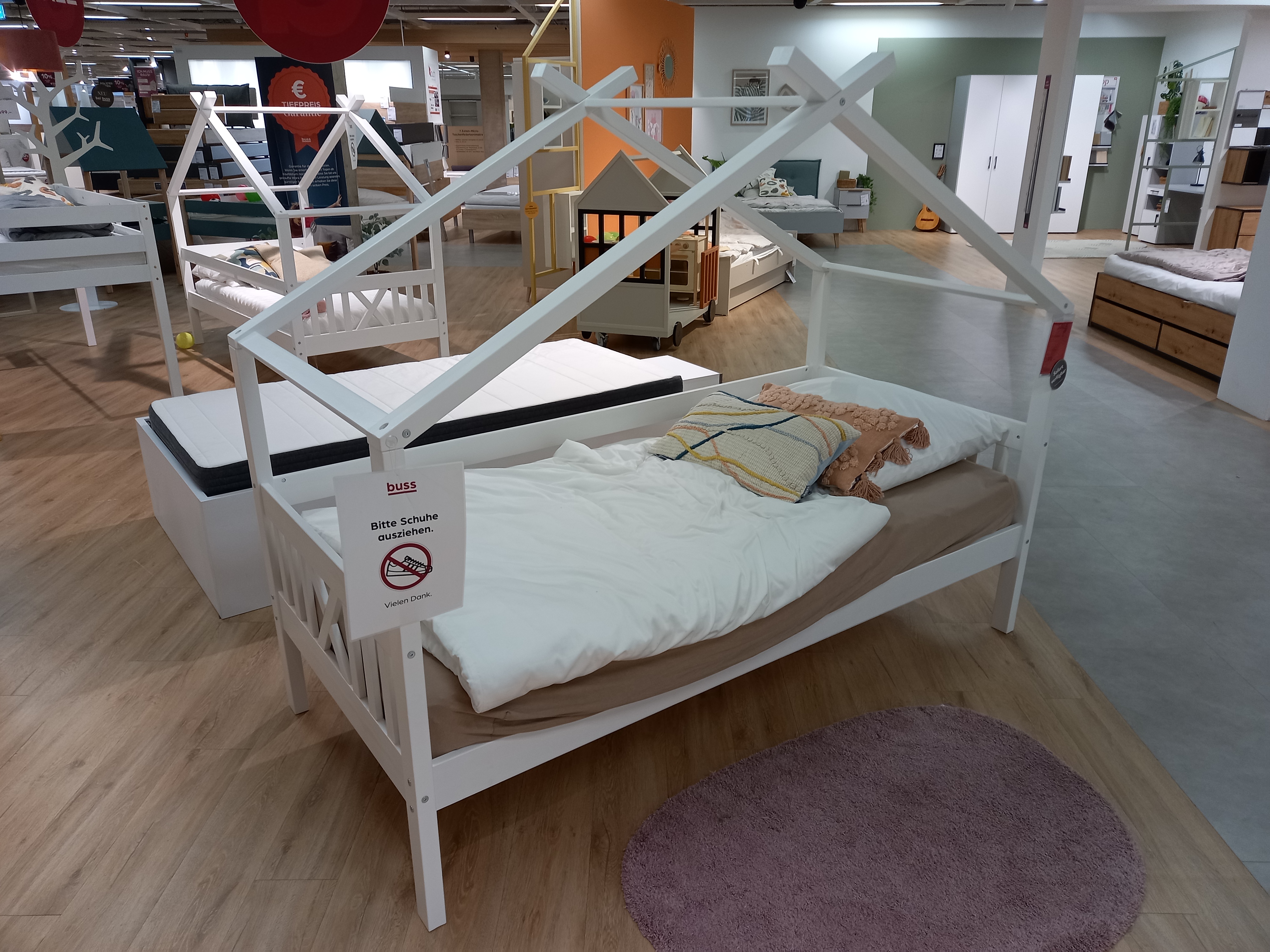 Pfostenbett + RR SUSA in Weiß, Hausbett, Kinderbett, weißes Holz, Dachgestell, Lattenrost