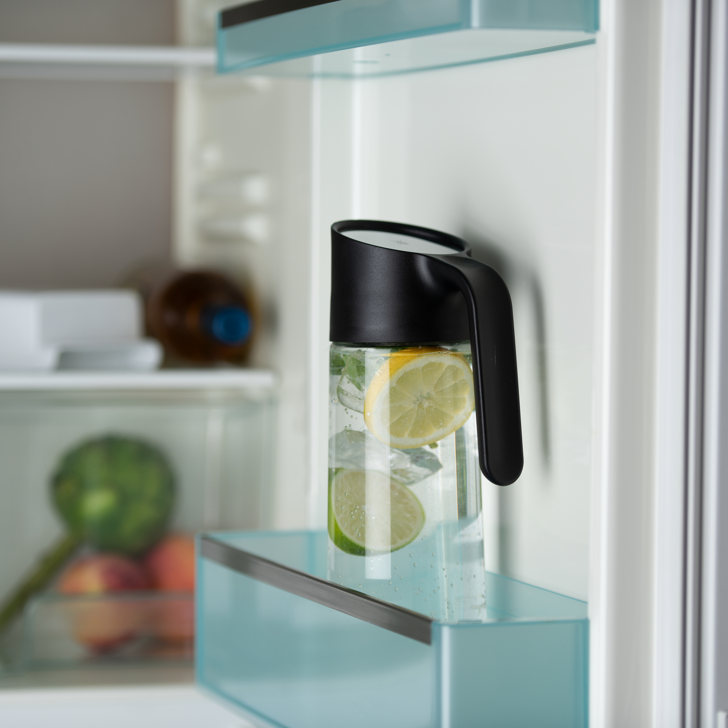 WMF Nuro Wasserkaraffe mit Griff, 1 l in tranparent/schwarz WMF Nuro Wasserkaraffe mit Griff, 1 l in tranparent/schwarz