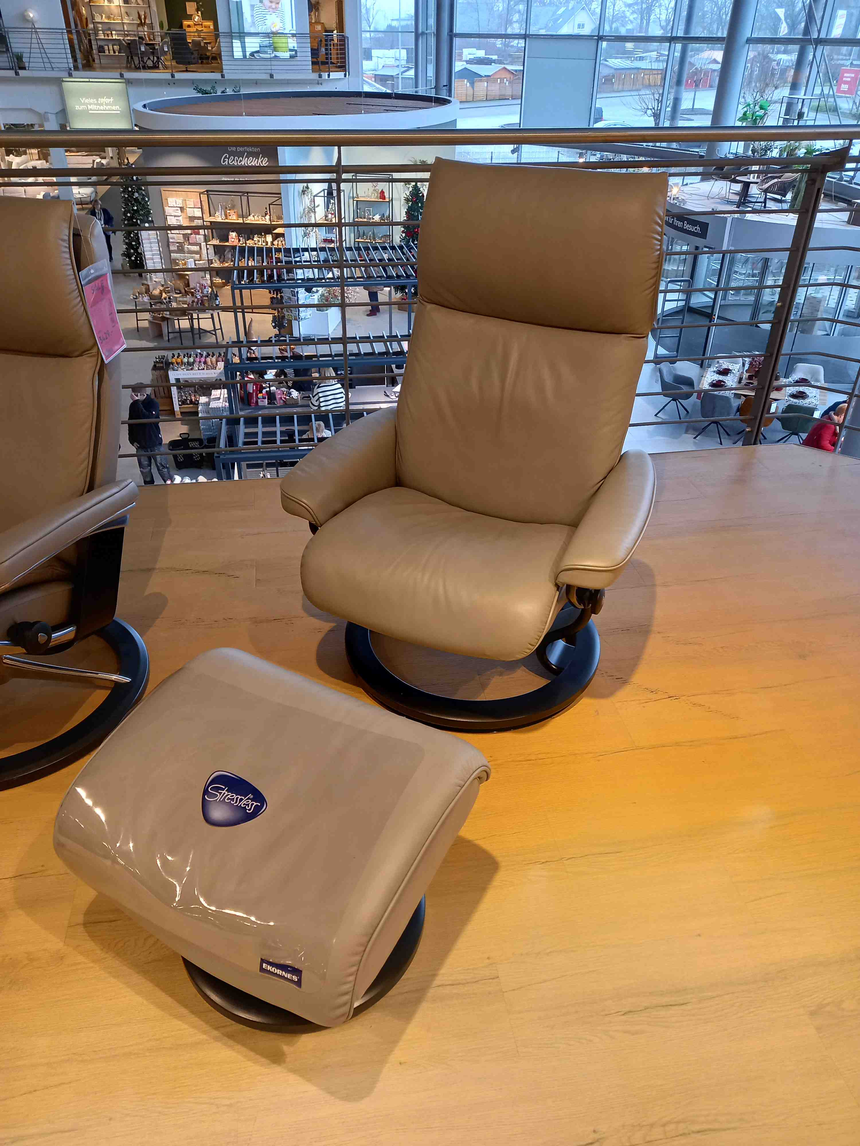Stressless Sessel mit Hocker Aura (M) in Leder Paloma silver grey
