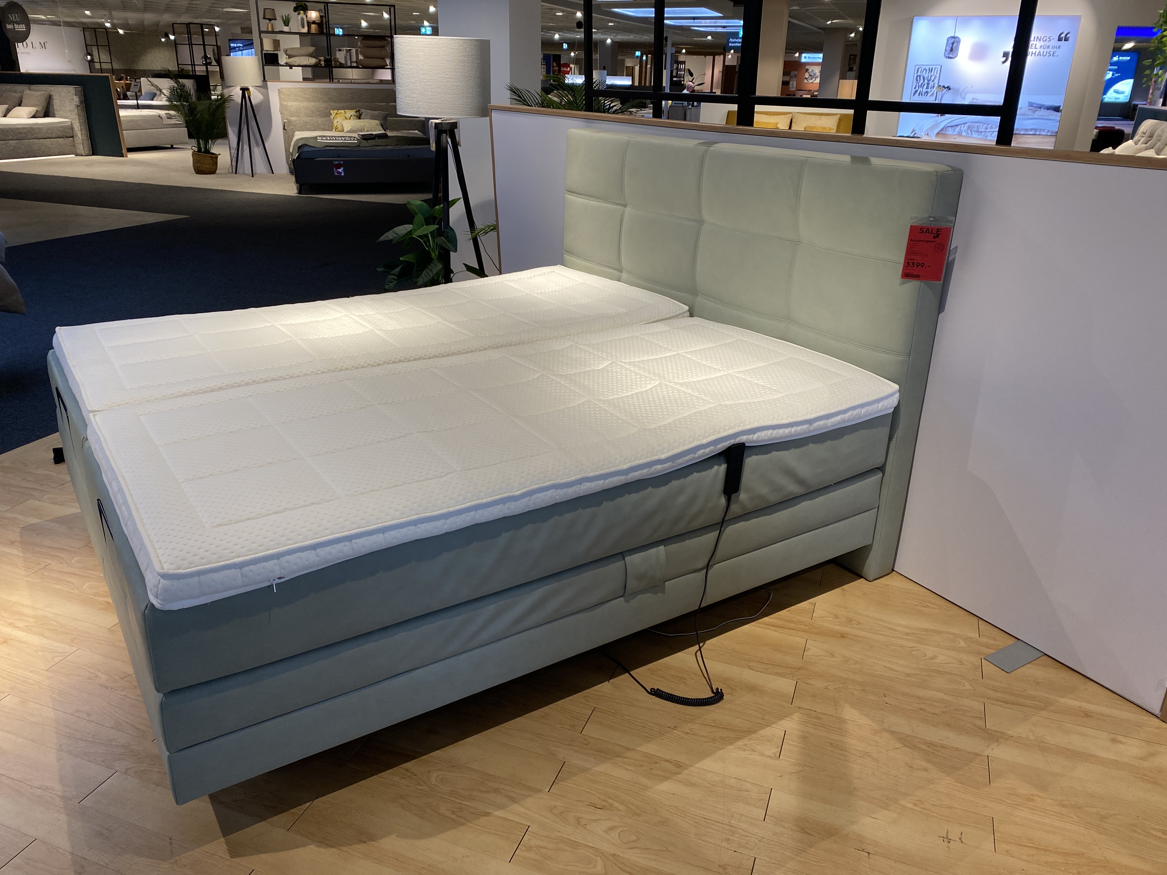 Boxspringbett 5-Karat-Comfort-Motor ca. 180x200cm Grau, Boxspringbett, Polsterbett, hellgraues Kopfteil, weiße Matratze, geteilte Liegefläche