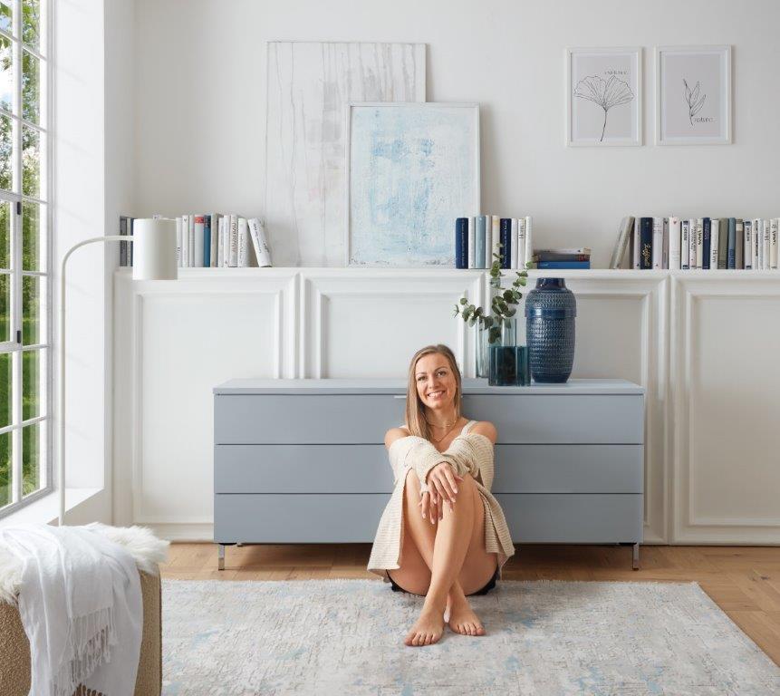 Staud Großkommode SINFONIE PLUS in **Front hellgrau Dekor, Moebel, Erwachsener, Weiblich, Person, Frau