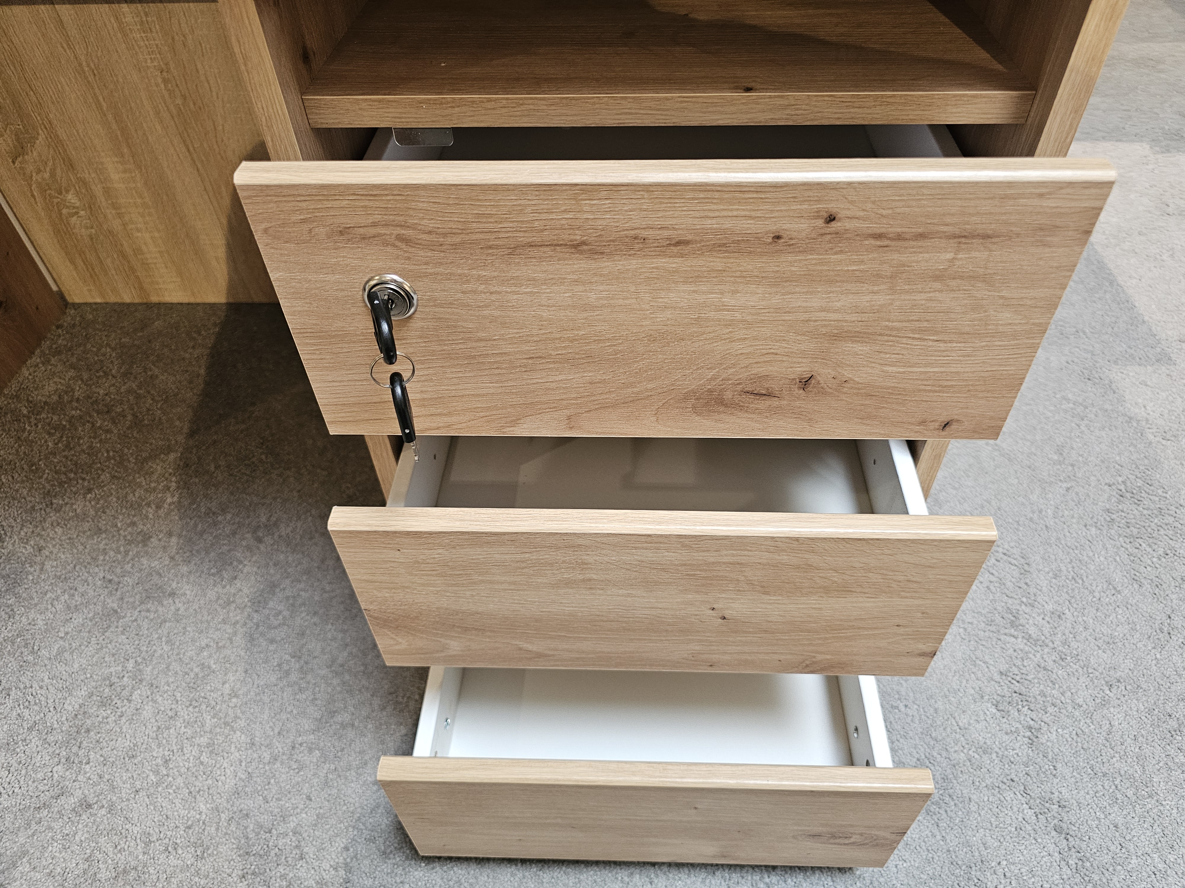 Schreibtisch PRIMUS 1 in Front: Artisan Eiche/Spanplatte Melaminbeschichtung, holz, kommode, schublade, schloss, holzfarbe