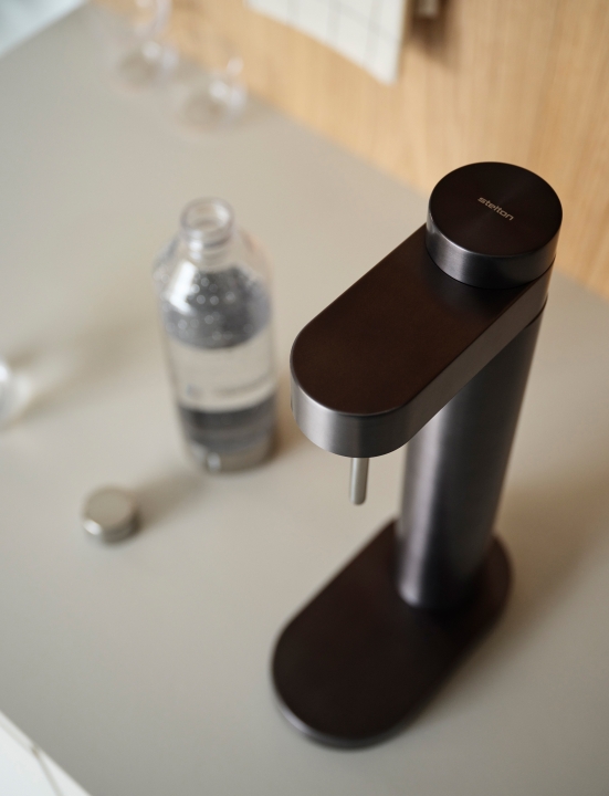 Stelton Wassersprudler Brus in Farbe black metallic