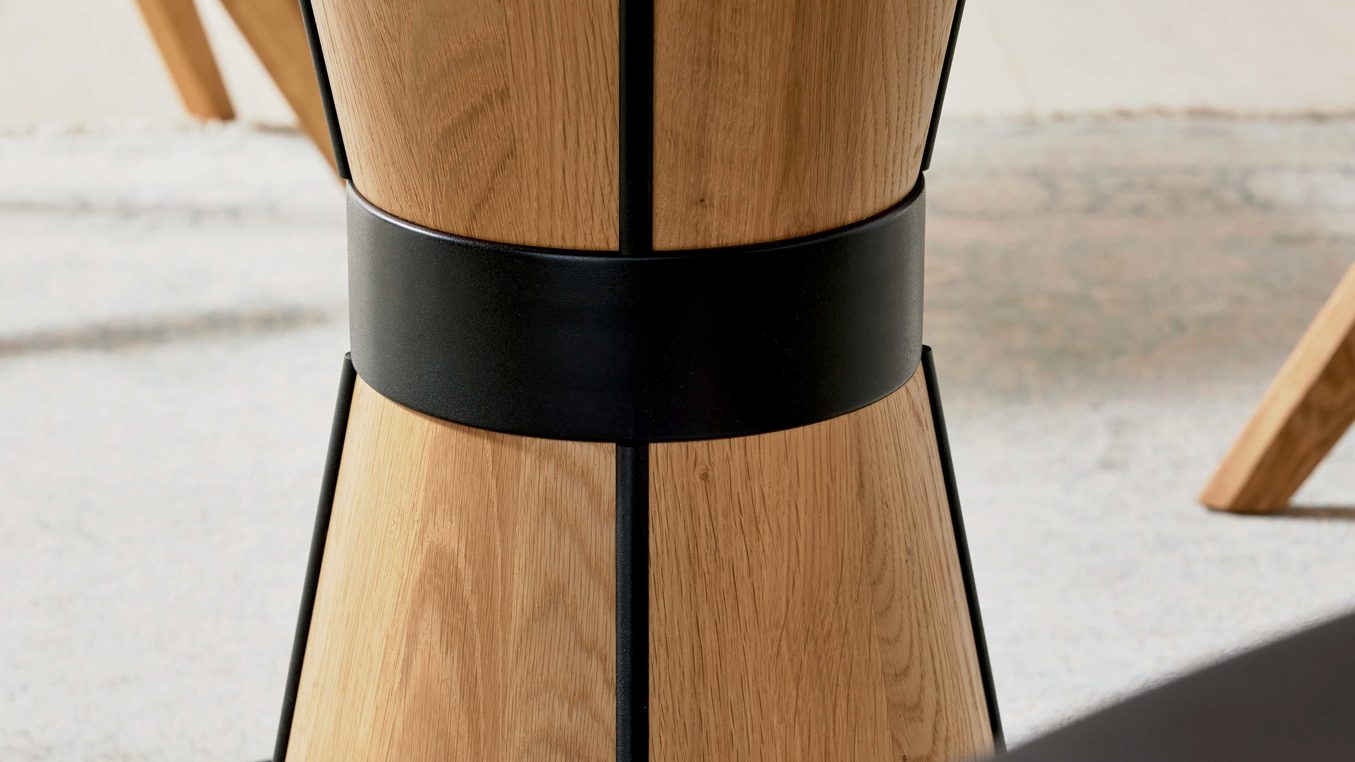 Interliving Esstisch IL 5102 Ø ca. 130cm in Wildeiche massiv geölt/Schwarz, Drinnen, Innenarchitektur, Holz, Hartholz, Sperrholz