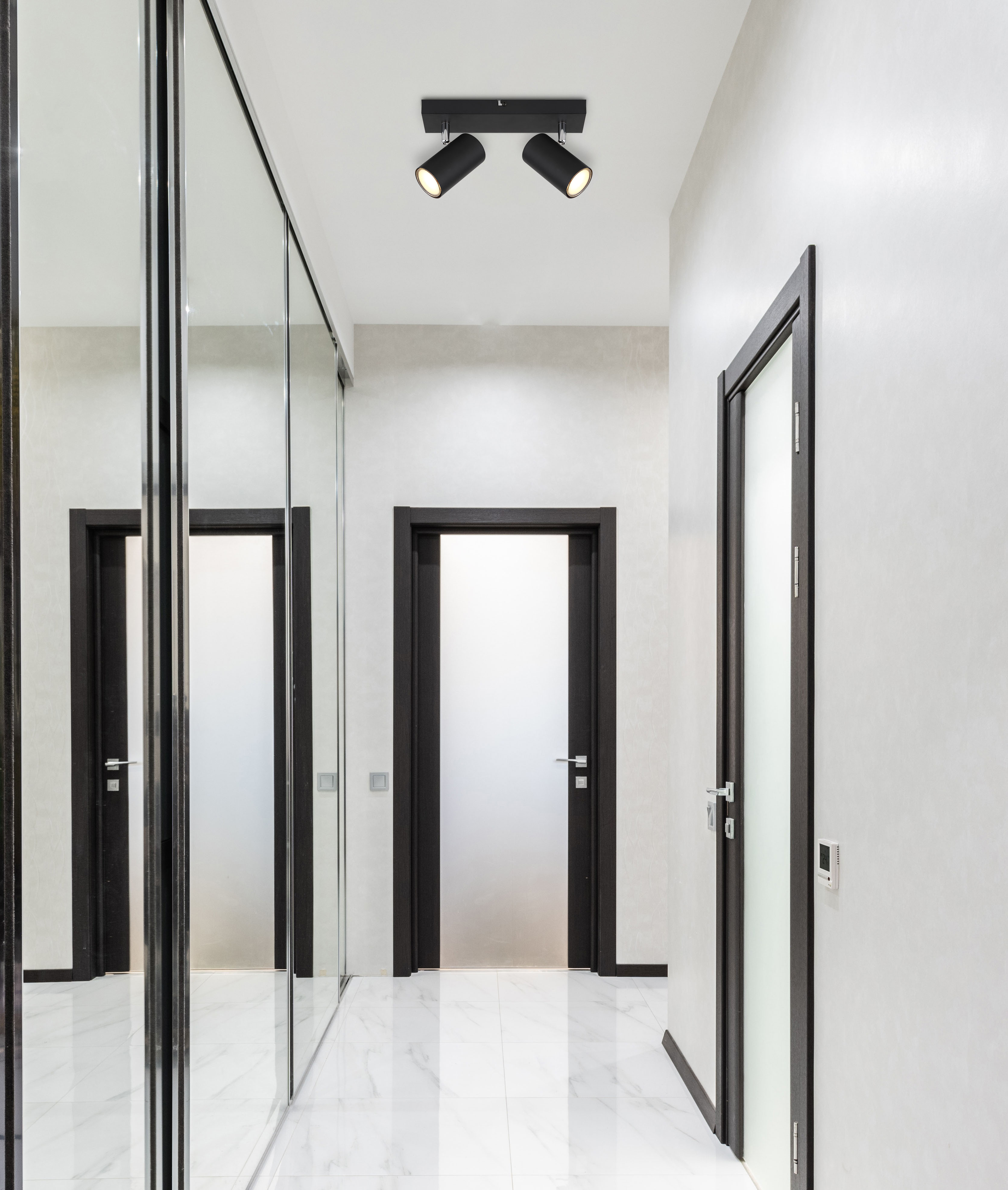 Strahler in Fb. Schwarz Matt, innere Tür, Flur, Beleuchtung, Spiegel, Spiegelkabine