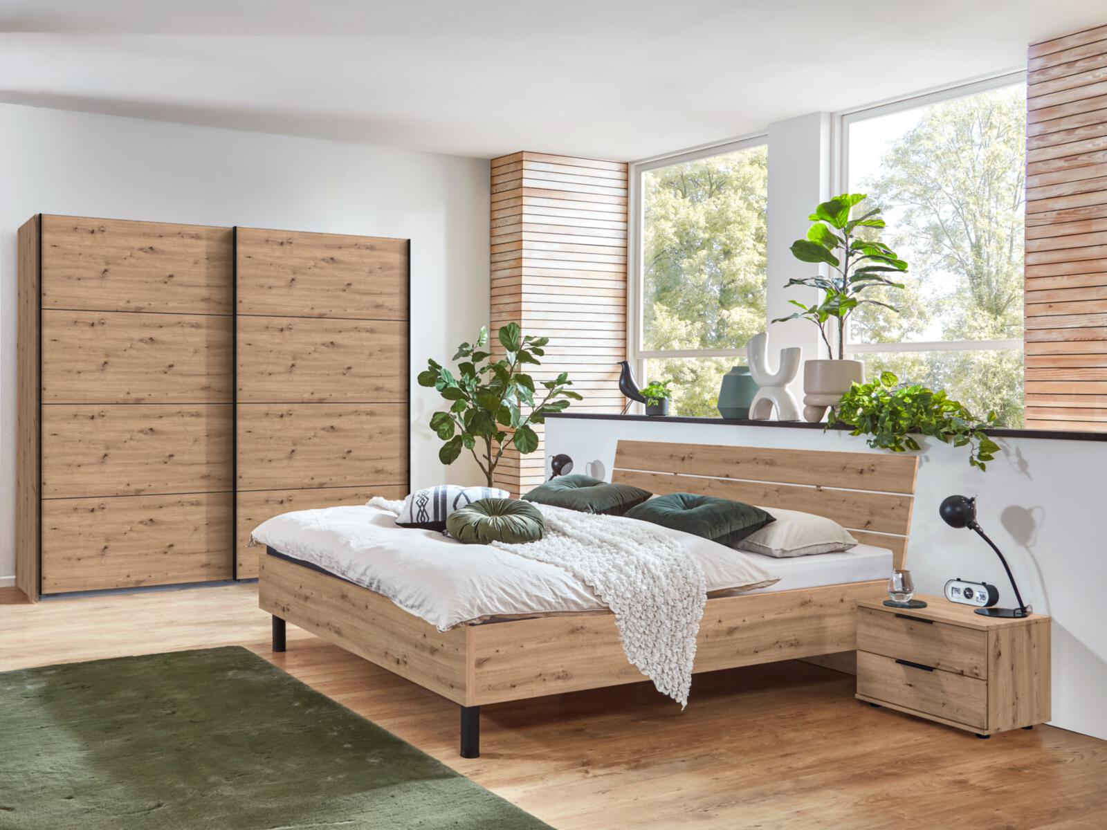 Schwebetürenschrank in Farbe Korpus Dekor 515 Artisan Eiche, Kleiderschrank, Wohnzimmerbett, Holzoptik, Nachttisch, Grüner Teppich