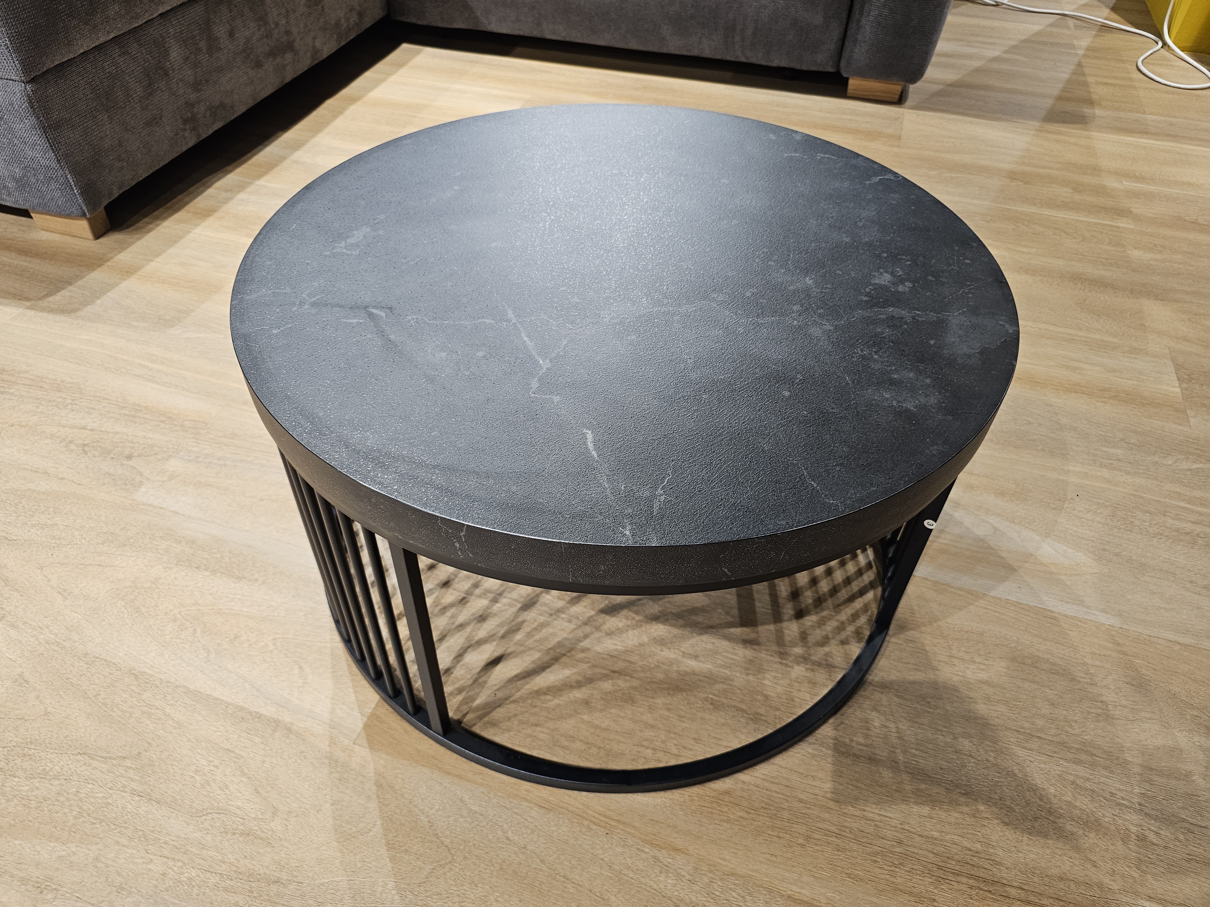 Couchtisch STRINGTON in schwarz, Couchtisch, runder Tisch, schwarzer Marmor, Gitterbeine aus Metall, Holzboden