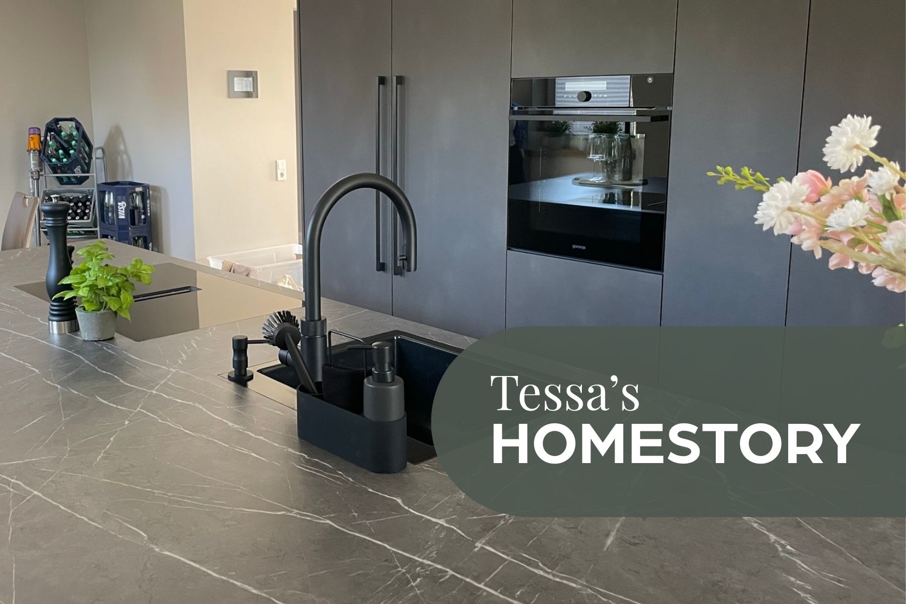 Fußboden, Wasserhahn für Waschbecken, Bodenbeläge, Innenarchitektur, Mikrowelle