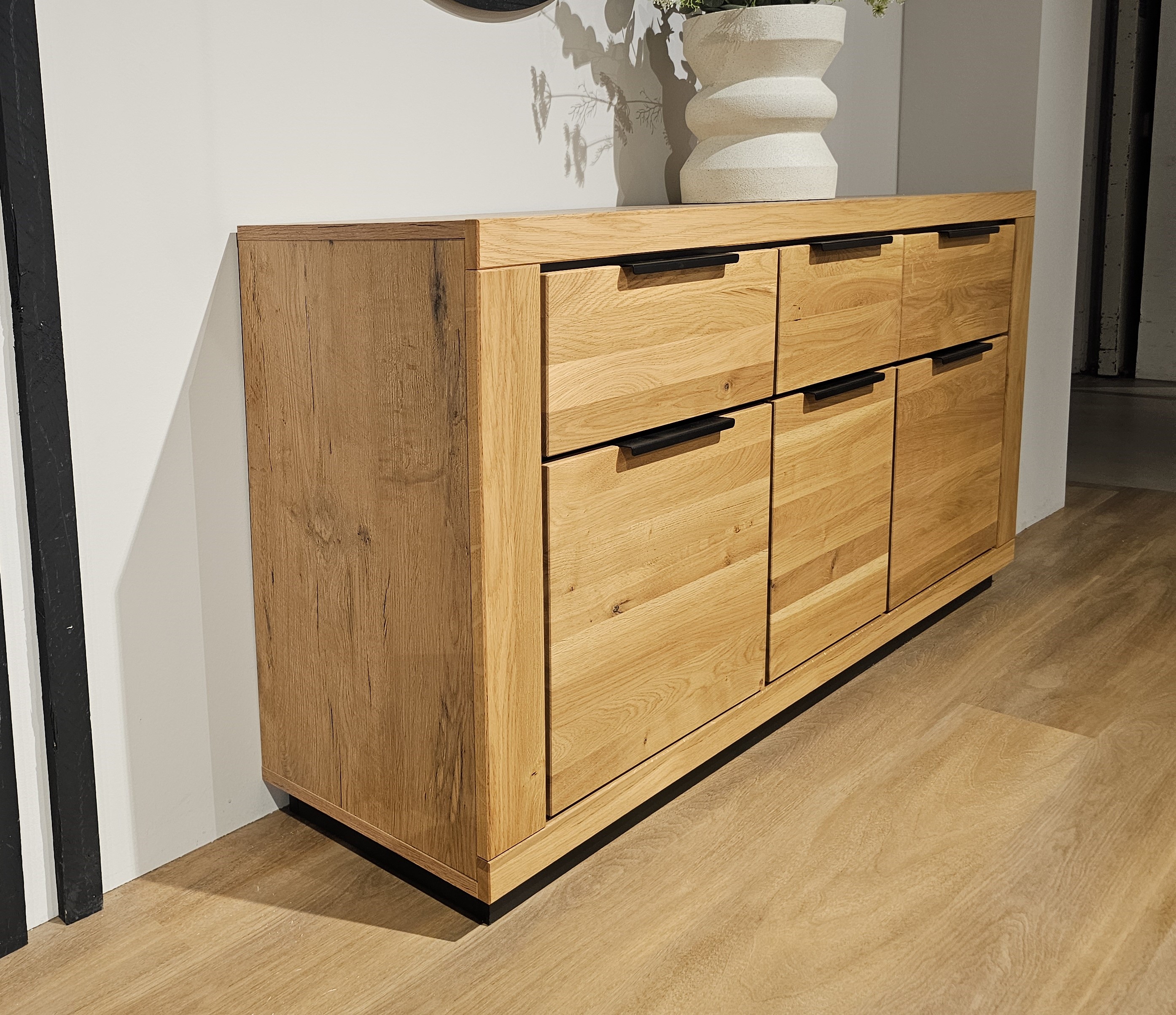 Sideboard in Front Wildeiche massiv geölt, Sideboard, Eichenholz, Sechs Schubladen, Holzkabinettdose, Schwarze Griffe