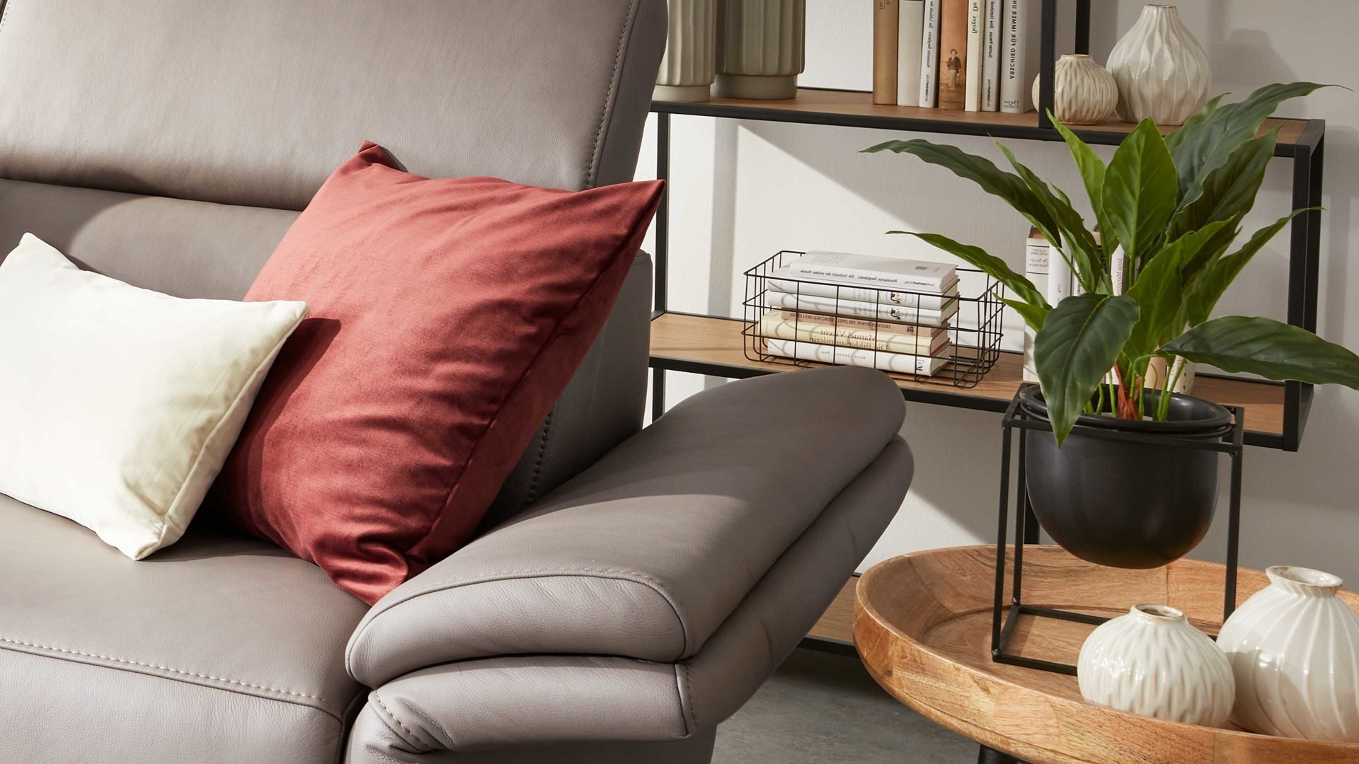 Interliving Kissenhülle IL-9105 ca. 50x50cm in Farbe plum, Sofa, Leder, Kissen, Wohnzimmer, Beistelltisch