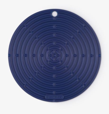 Le Creuset Topflappen Klassik rund 20cm KLASSIK in Farbe Azure Le Creuset Topflappen Klassik rund 20cm KLASSIK in Farbe Azure, leiter, Bohrer, Fußbodenabdeckung, Wischplatte, blau kreisförmig