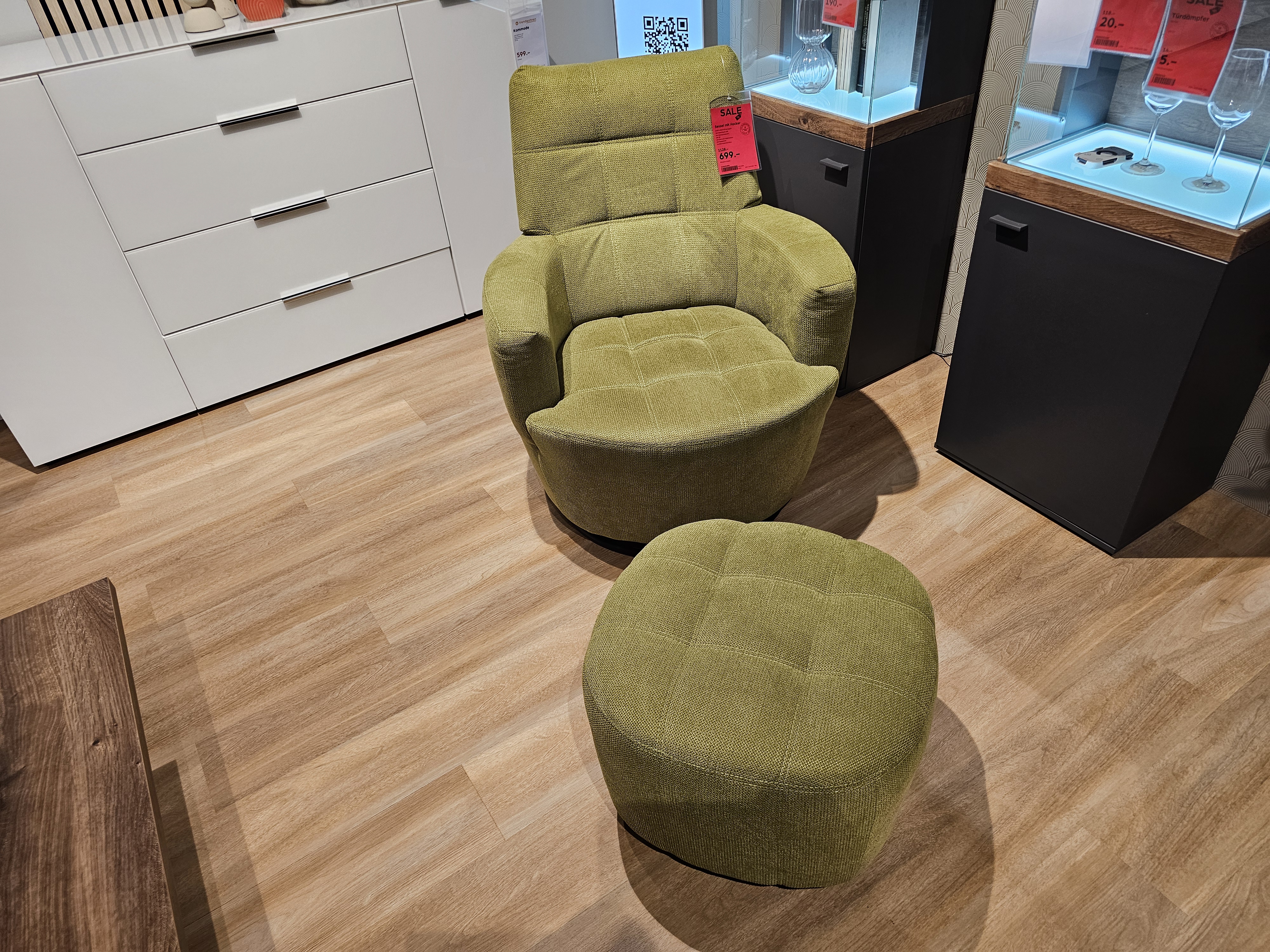 Sessel mit Hocker in