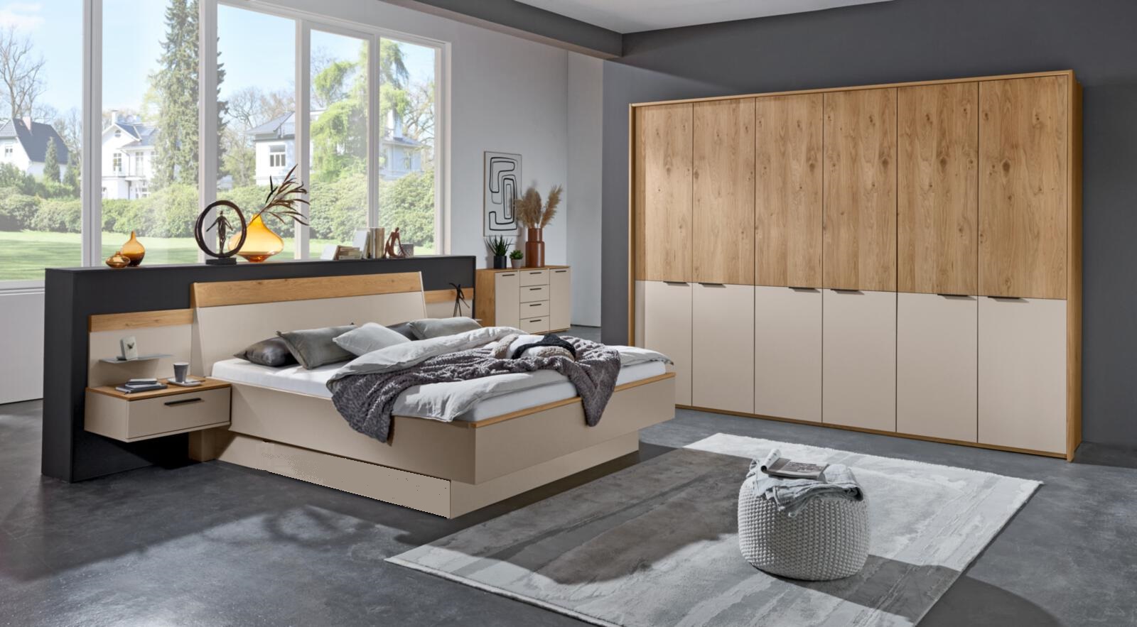 Disselkamp Luxus-Schlafzimmer CUNEO in Balkeneiche/Lack Taupe, Drinnen, Innenarchitektur, Inneneinrichtung, Mobiliar, Pflanze, Drinnen, Innenarchitektur, Inneneinrichtung, Mobiliar, Pflanze