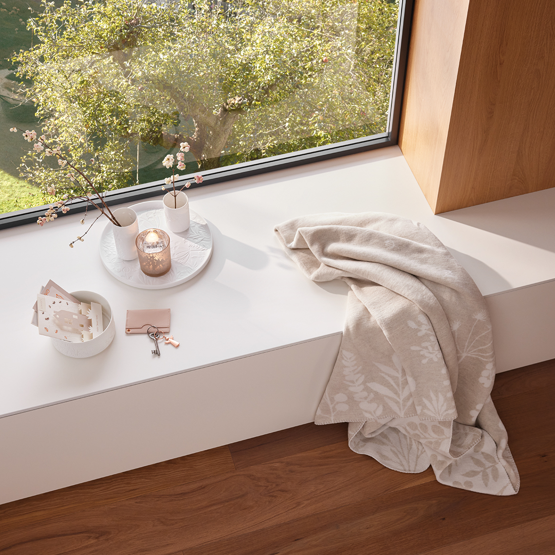 Windlicht WUNDERGARTEN in Farbe weiß, Fensterbank, Deckenfenster, Tuch, Dekorationsarrangement, Vase