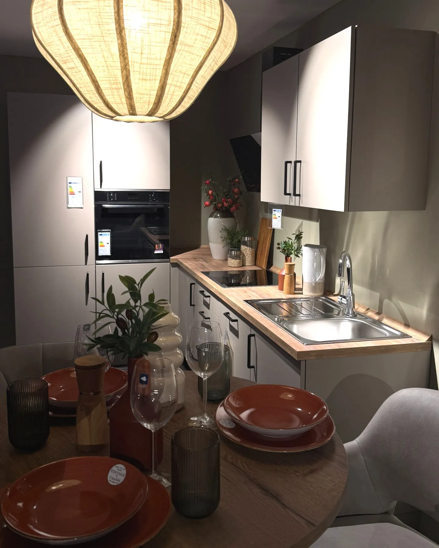 Diese Küche zeigt, wie schön sich Kochen und Wohnen verbinden lassen: warme Holztöne, moderne Fronten und ein Essplatz direkt neben der Küche schaffen eine wohnliche Atmosphäre, in der man gerne länger sitzen bleibt.  Perfekt für alle, die auch auf kompakter Fläche nicht auf Stil und Gemütlichkeit verzichten möchten. 🏡  Wie gefällt euch die Kombination? 👀  #begeistern #wohnen #buss #küchenliebe #kücheninspiration #küchendesign #wohnküche #küchenideen