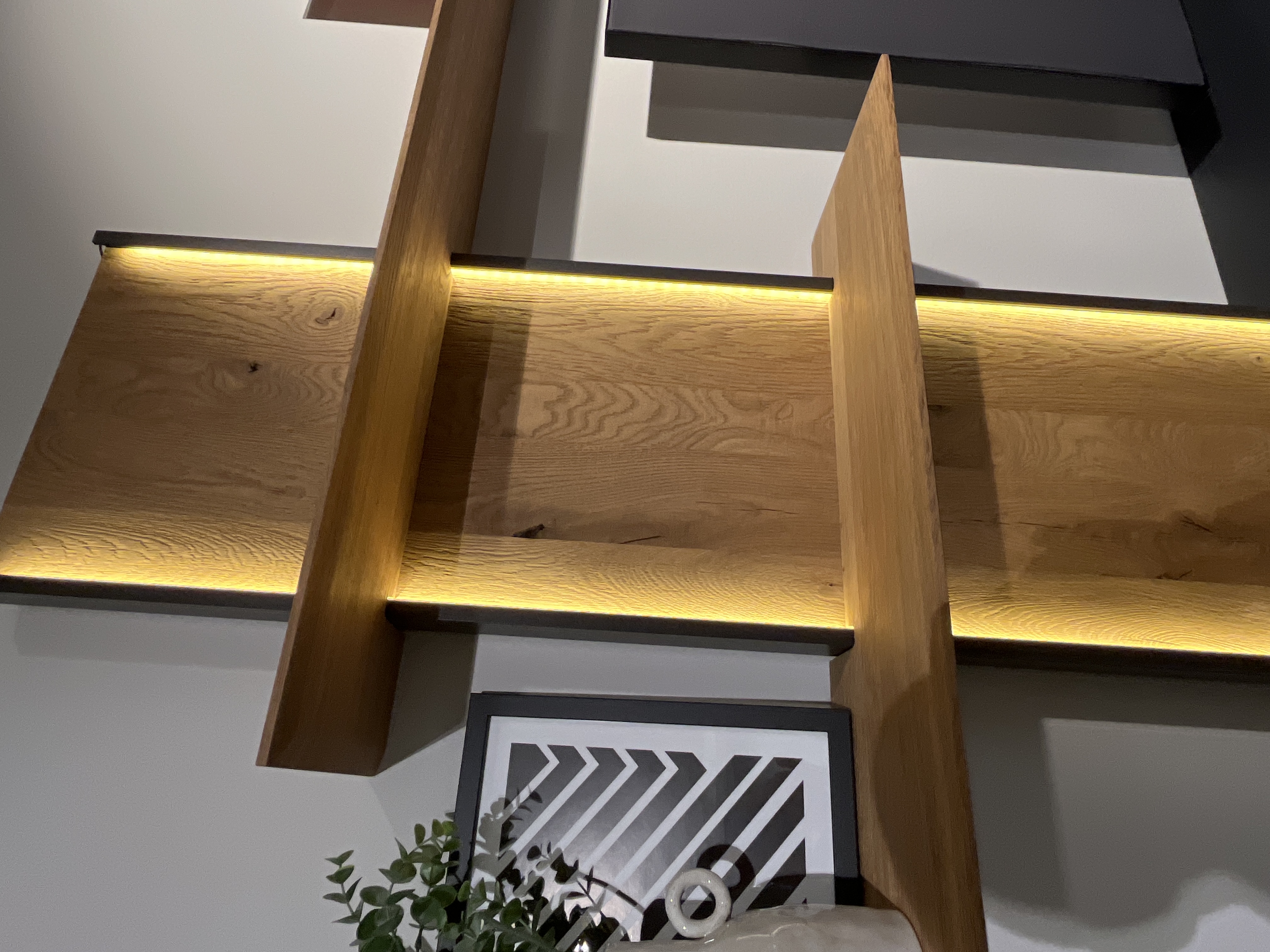 SCHÖNER WOHNEN-Kollektion Wohnkombination ca. B300 H205 T49 cm in Kerneiche Umato gebürstet, Holzregal, LED-Beleuchtung, Wandregal, Dekorregal, modernes Möbel