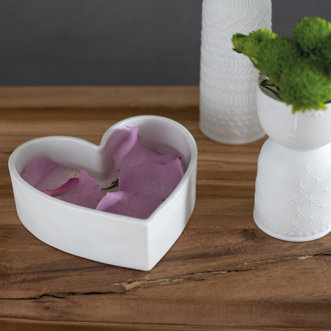 Herzschale in Farbe weiß, Herz-Schale, Blumen-Schale, Porzellan, rosa Blütenblätter, Dekoschale