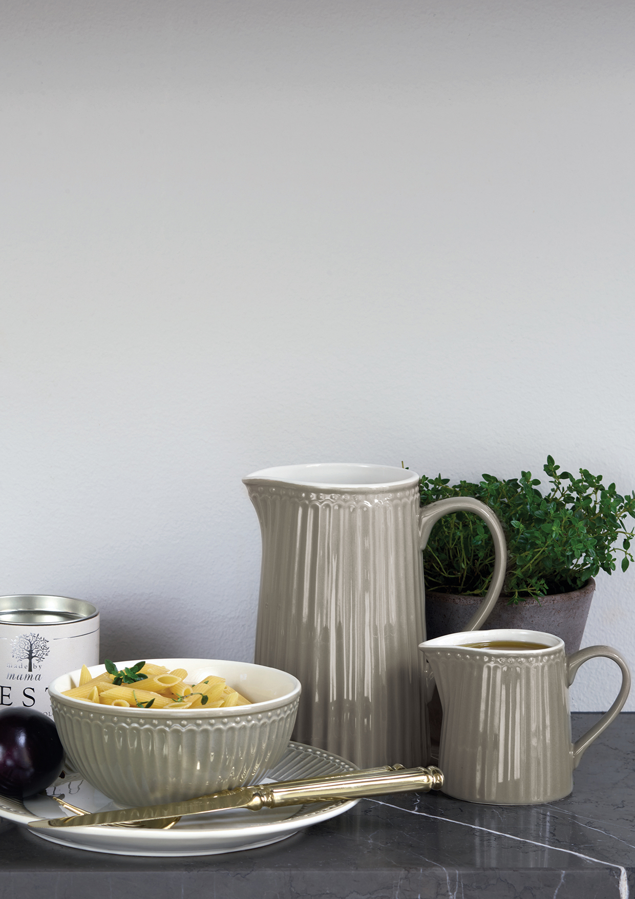 Krug ALICE ca. 1 Liter in Farbe warm grey
