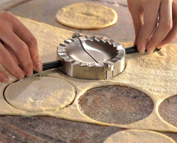 GEFU Ravioli-/Maultaschenformer RAVENNA in Farbe schwarz/silber, Ausrollring, Pizza-Schneider, Metall, Backwerkzeug, Teig