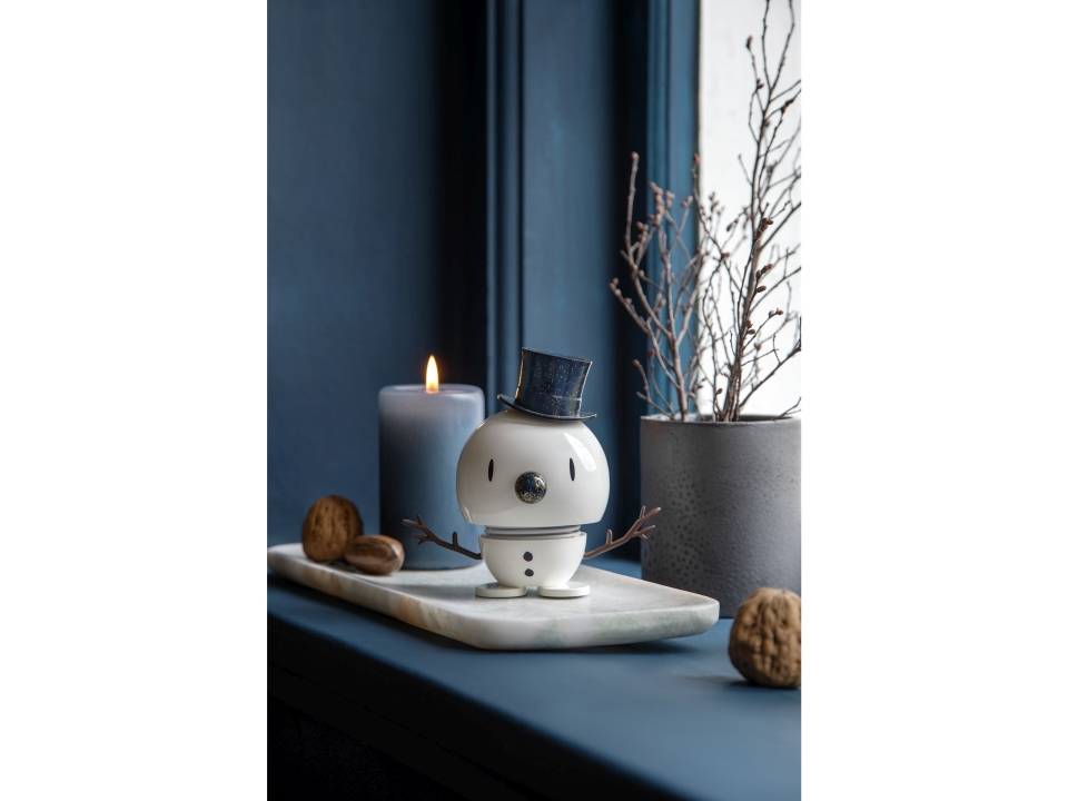 F&H Hoptimist SNOWMAN M in Farbe Weiß, Pflanze, Kerze, Fenster, Fensterbank