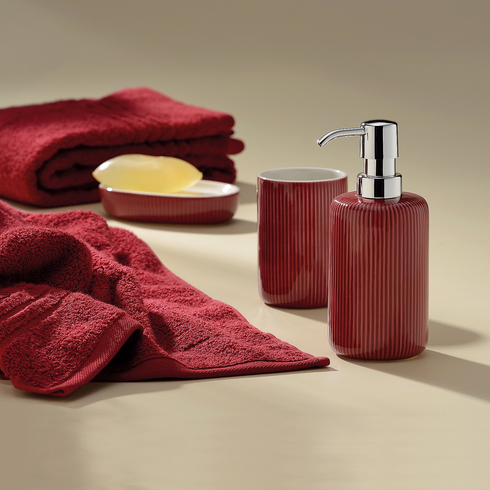 Kela  Becher AVA in Farbe rauchblau, handtuch, badezimmer, hautpflege, pumpflasche, rot