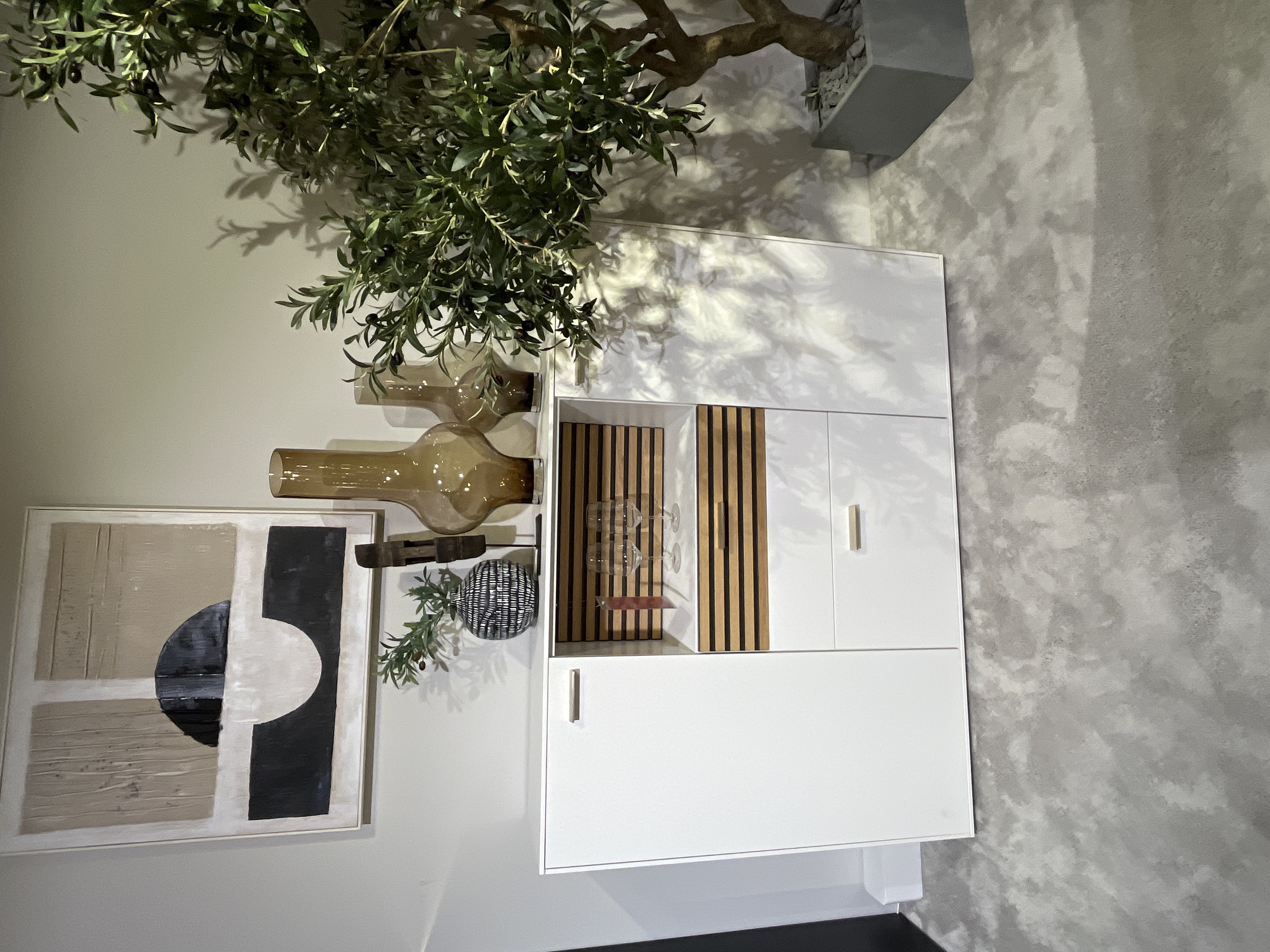 Interliving Highboard in Front+Korpus Polarweiß, Sideboard, Buffet, Schrank, Vase, Pflanze