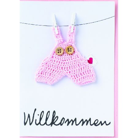 Baby welcome Karte Willkommen in , gestrickte Latzhose, rosa Strickware, Knopfaugen, Häkelarbeit, Babyzubehör