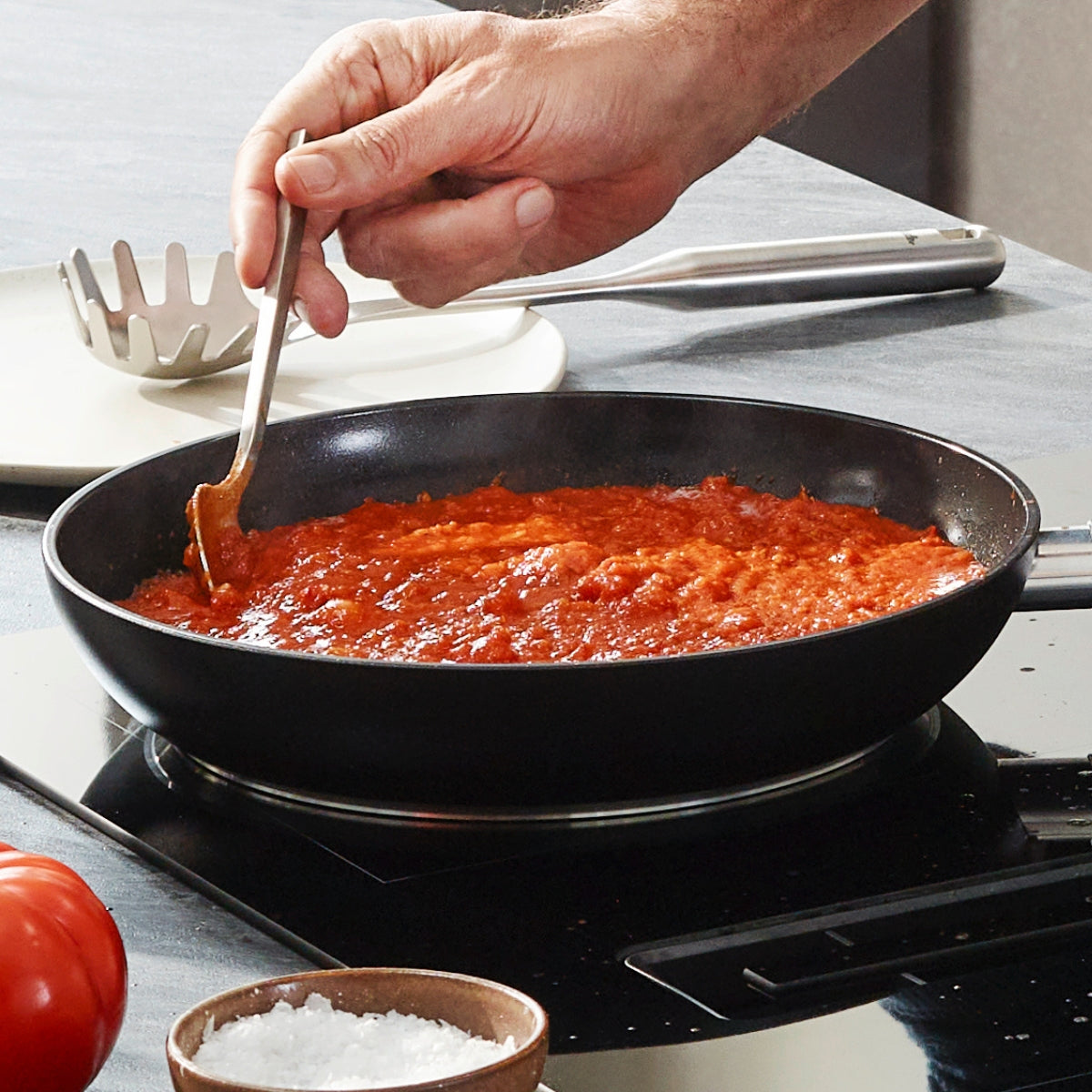 Fissler Pfanne FISSLER ESSENTIAL B/H/T ca. 31x9x48,5cm in Grau Schwarz, Teflonpfanne, Tomatensauce, Kochlöffel, Pfannenboden, Induktionsherd